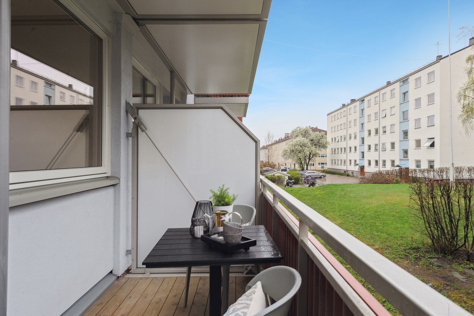 Vestvendt balkong med gode solforhold. Her kan sommeren nytes fra morgen til kveld. Galleribilde