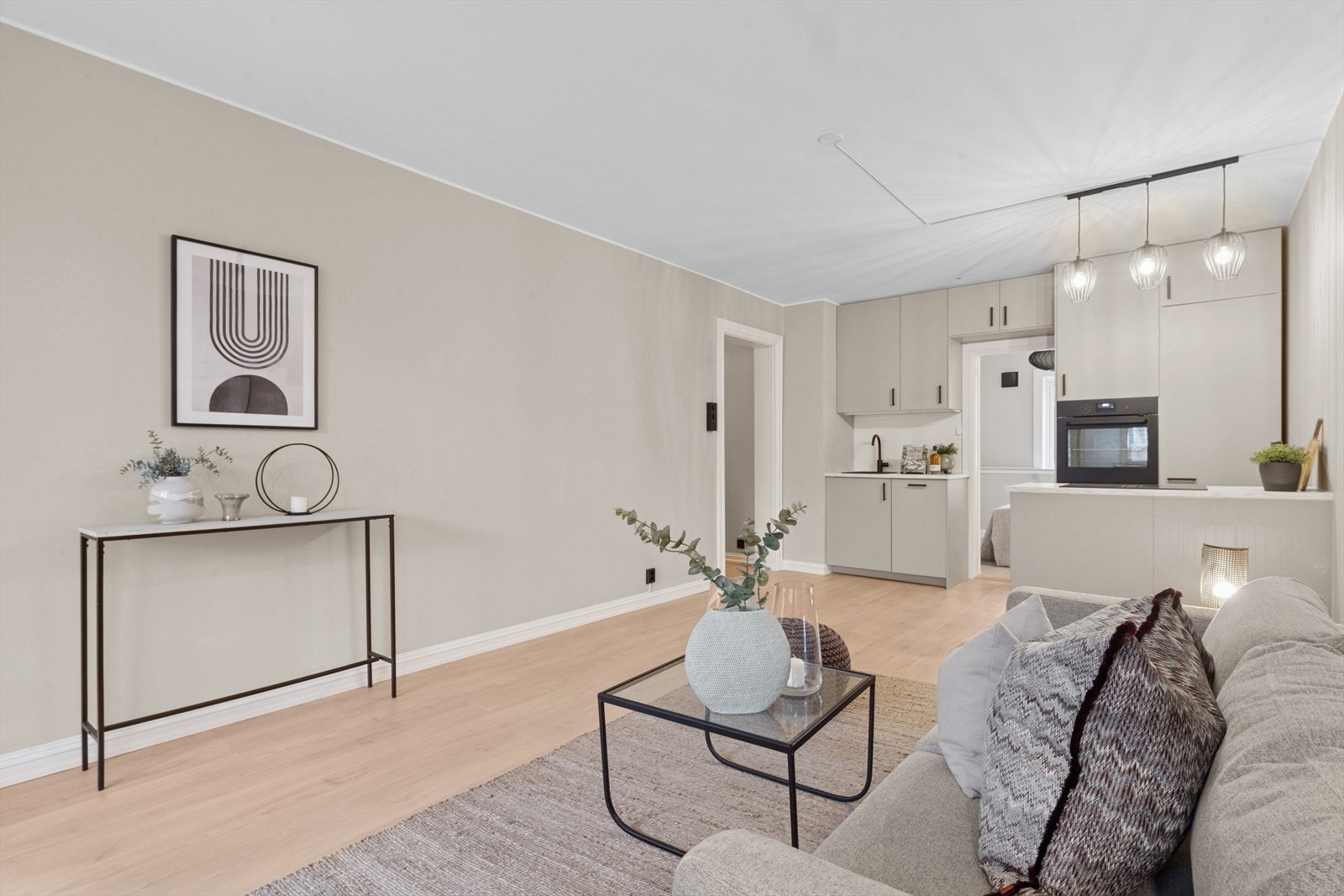 Det er åpen stue og kjøkkenløsning som gjør rommet mer sosialt, samtidig som det naturlig deles inn i to soner ved bruk av kjøkkenøy Galleribilde