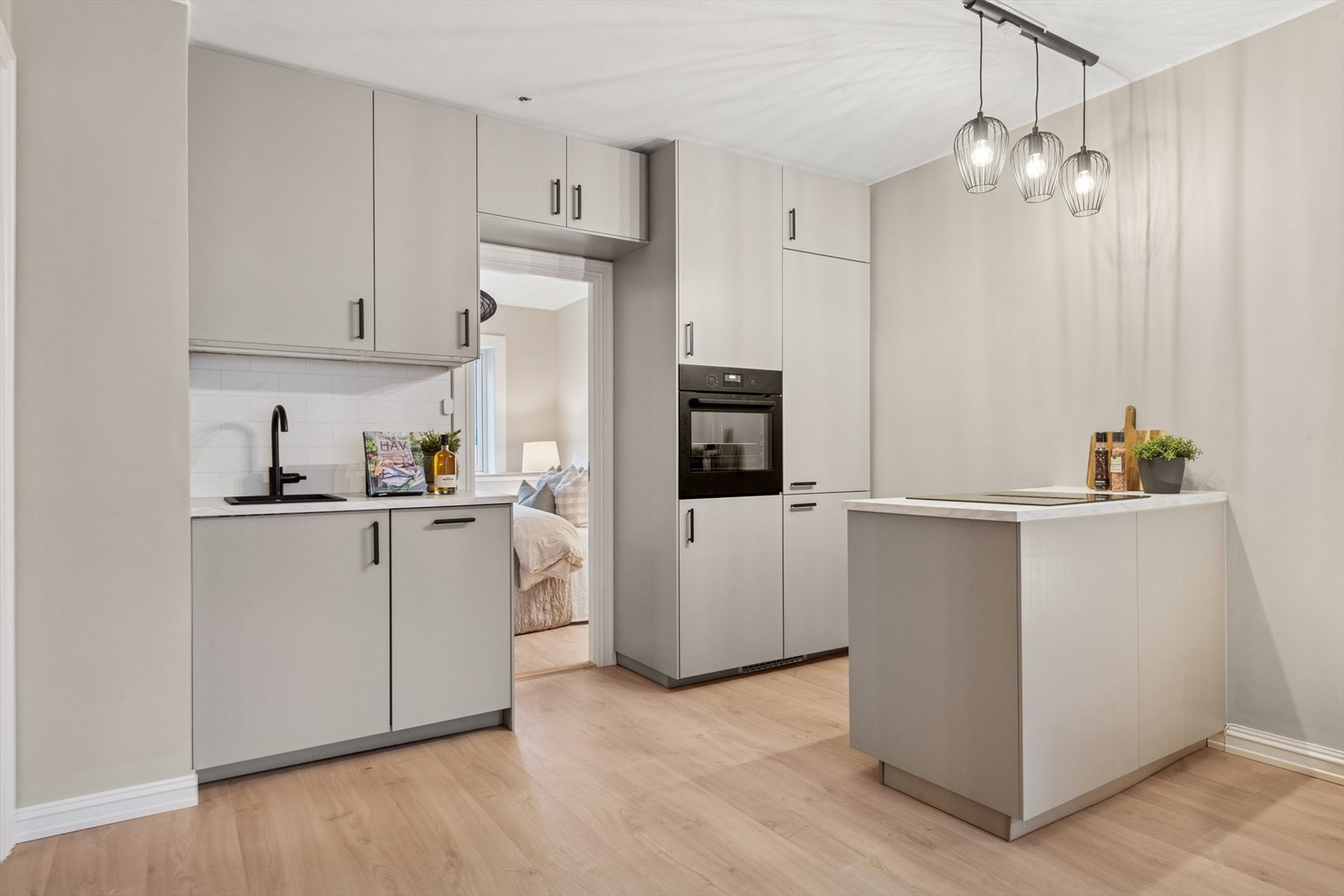 Lekkert og praktisk kjøkken fra 2025. Sorte detaljer gir et luksuriøst preg Galleribilde