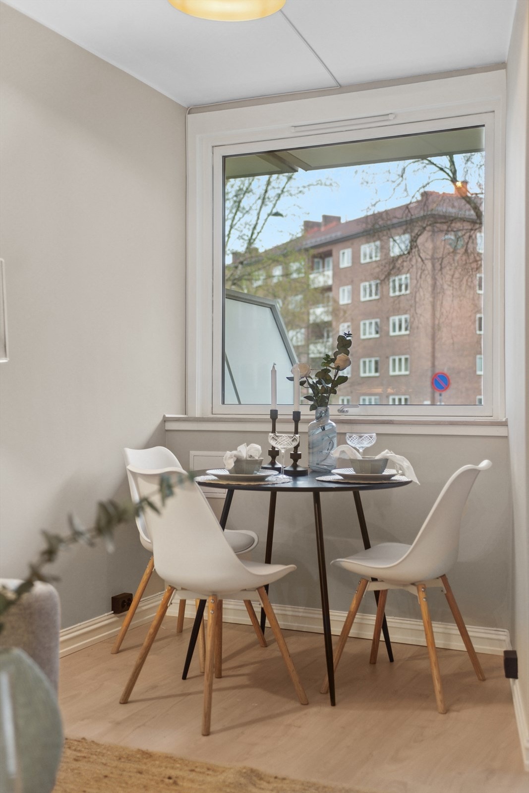 I tilknytning til kjøkkenet kan spisebord enkelt plasseres Galleribilde