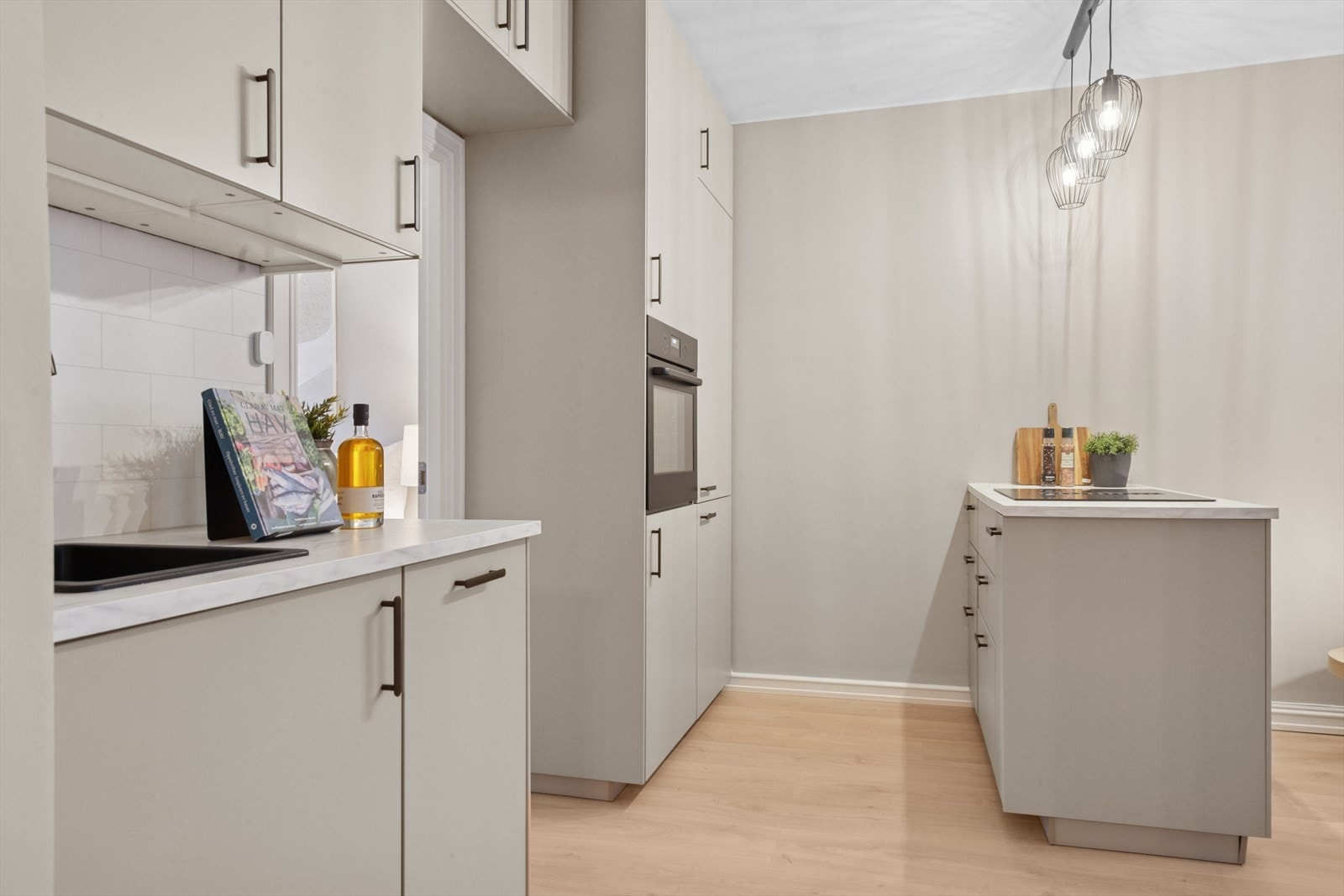 Integrerte hvitevarer som vask, komfyr, platetopp og kjøleskap medfølger salget Galleribilde