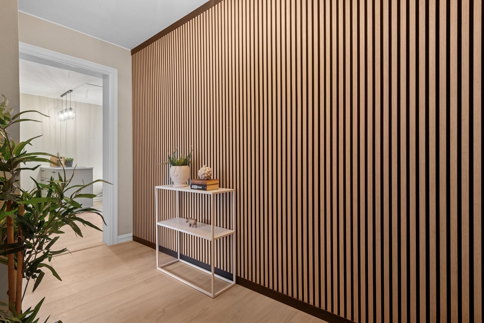 Lekker spilevegg med gode muligheter for garderobe og hylleløsninger Galleribilde