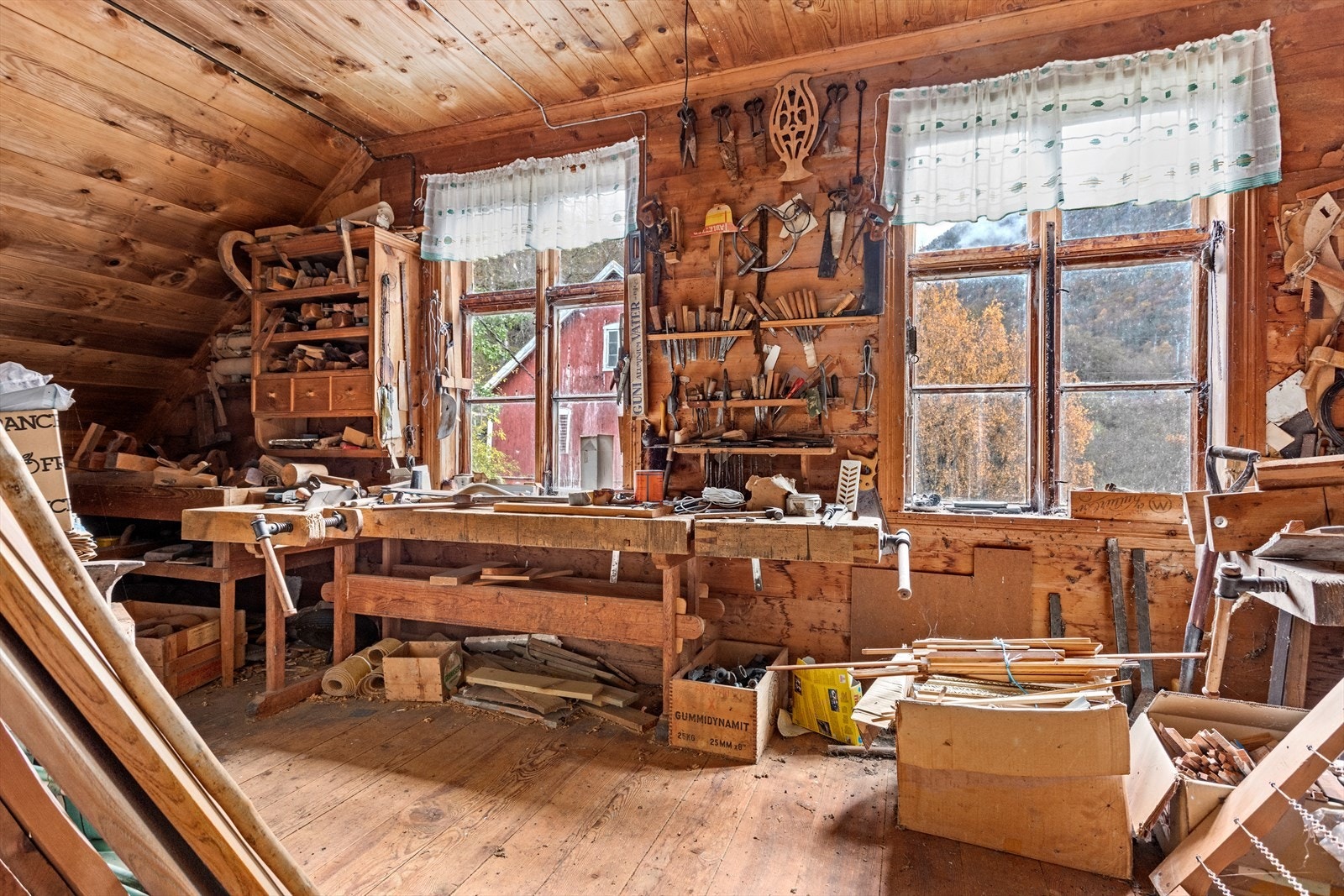 Snekkarverkstad på loft. Galleribilde