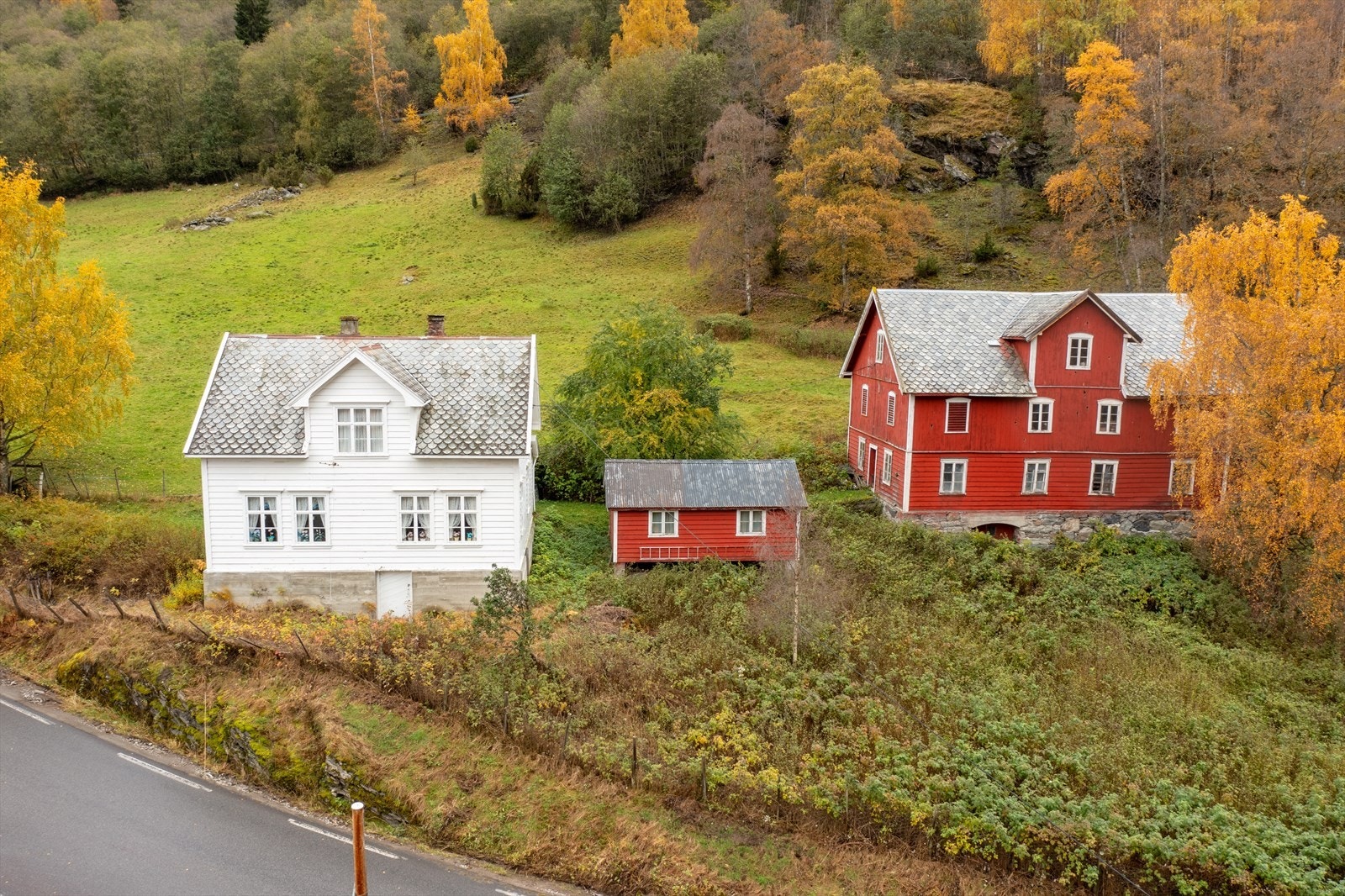 Garden Øverland ligg på Berge, langs vegen mellom Fortun og Turtagrø ca 300 m.o.h. Galleribilde