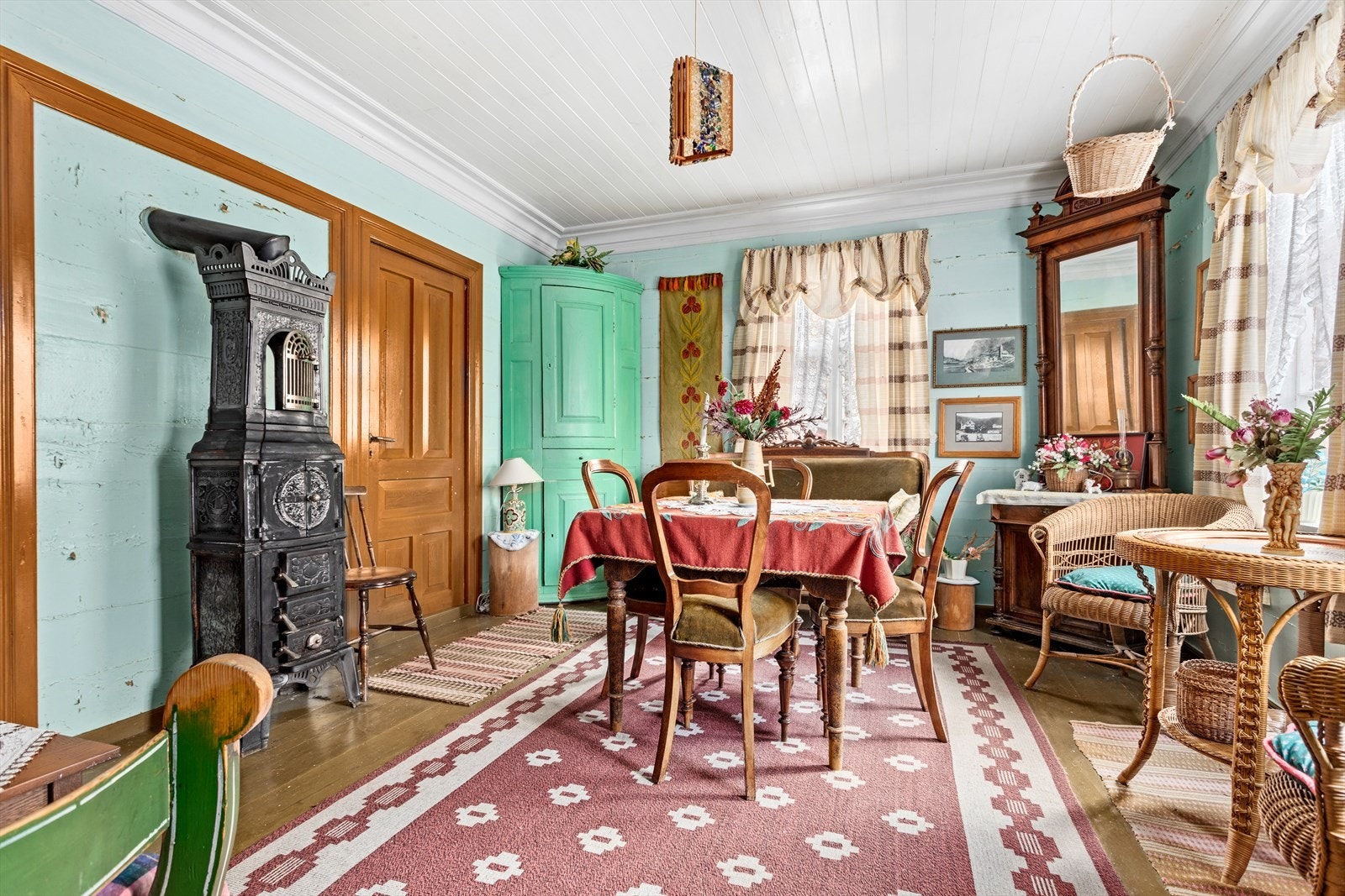 Det er fleire gamle vedomnar omkring i bustaden som ikkje er kopla til eller fjerna. Galleribilde