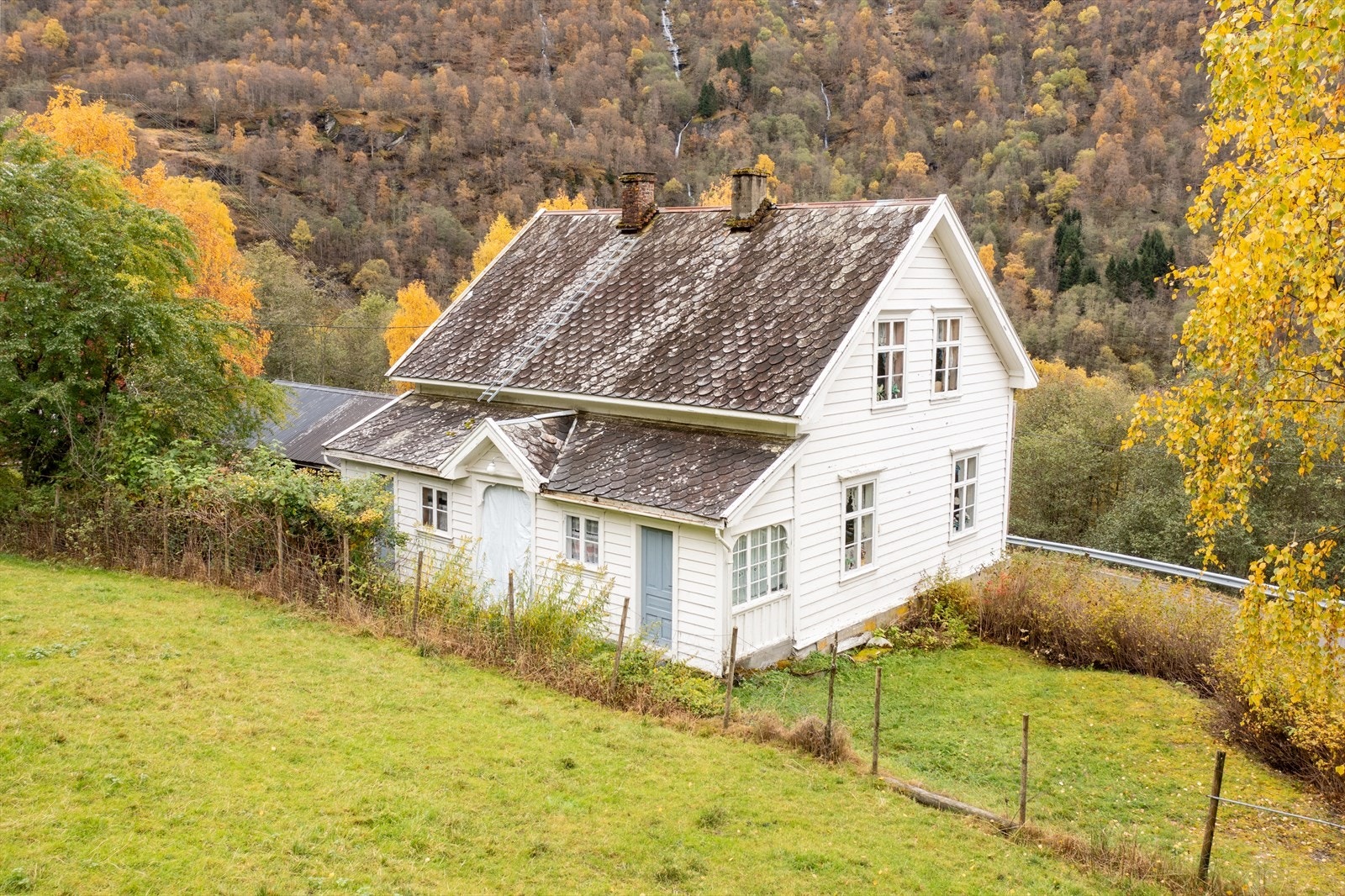 Einebustaden er oppført i 1933 med enkel standard frå byggjeår. Galleribilde