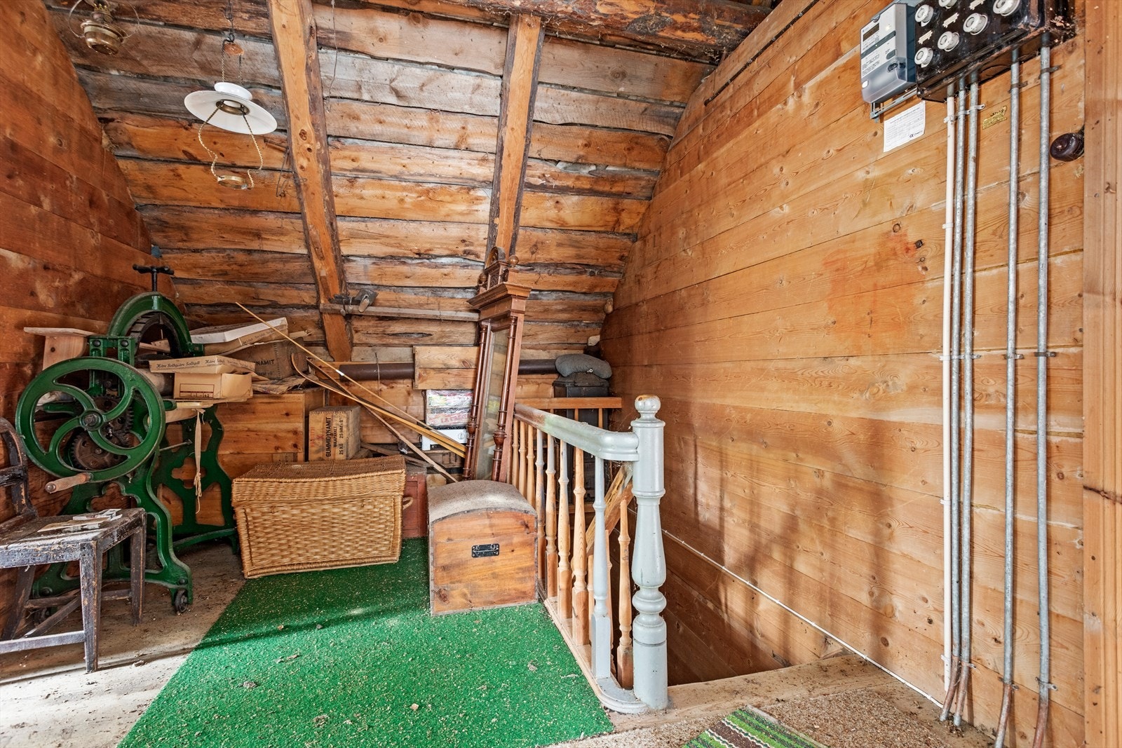Gangareal loft. El-anlegget er frå oppføring. Alt el-anlegg bør skiftast til nytt. Galleribilde