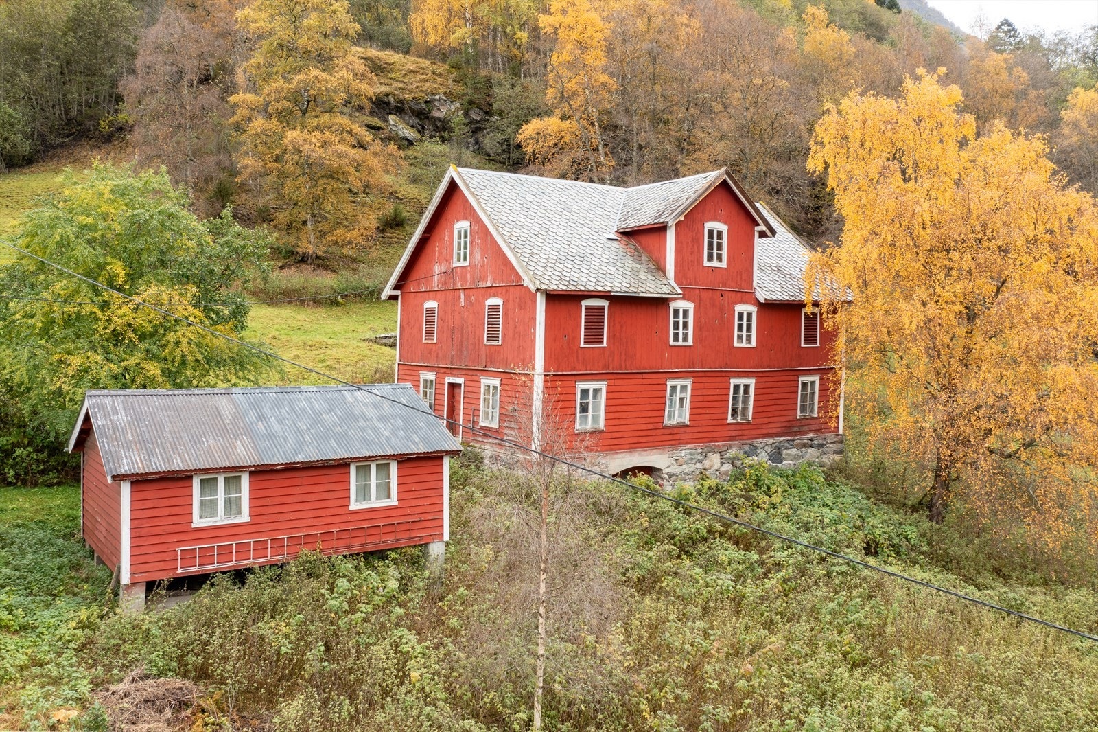 Fjøsen er oppført i 1930 og har ikkje vore dyrehald på mange tiår. Stabburet er oppført i 1935 og vert nytta som lager. Galleribilde