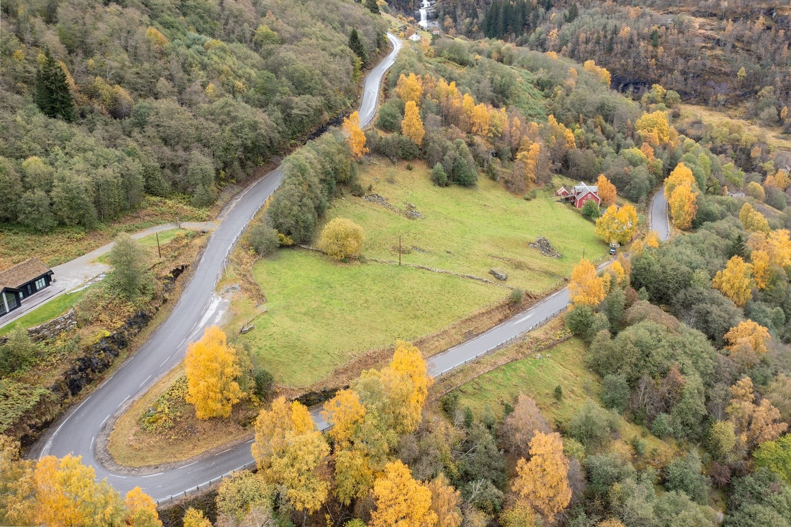 Både beite og det dyrka arealet ligg i umiddelbar nærheit til gardstunet, kun delt av vegen. Galleribilde