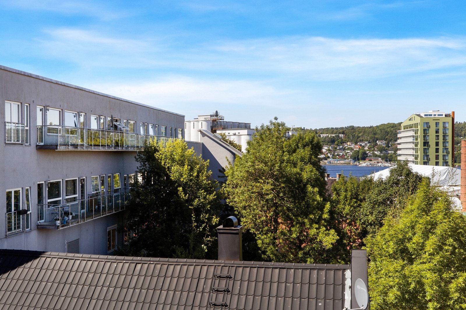 Det er heis med kommunikasjon til alle etasjer. Galleribilde