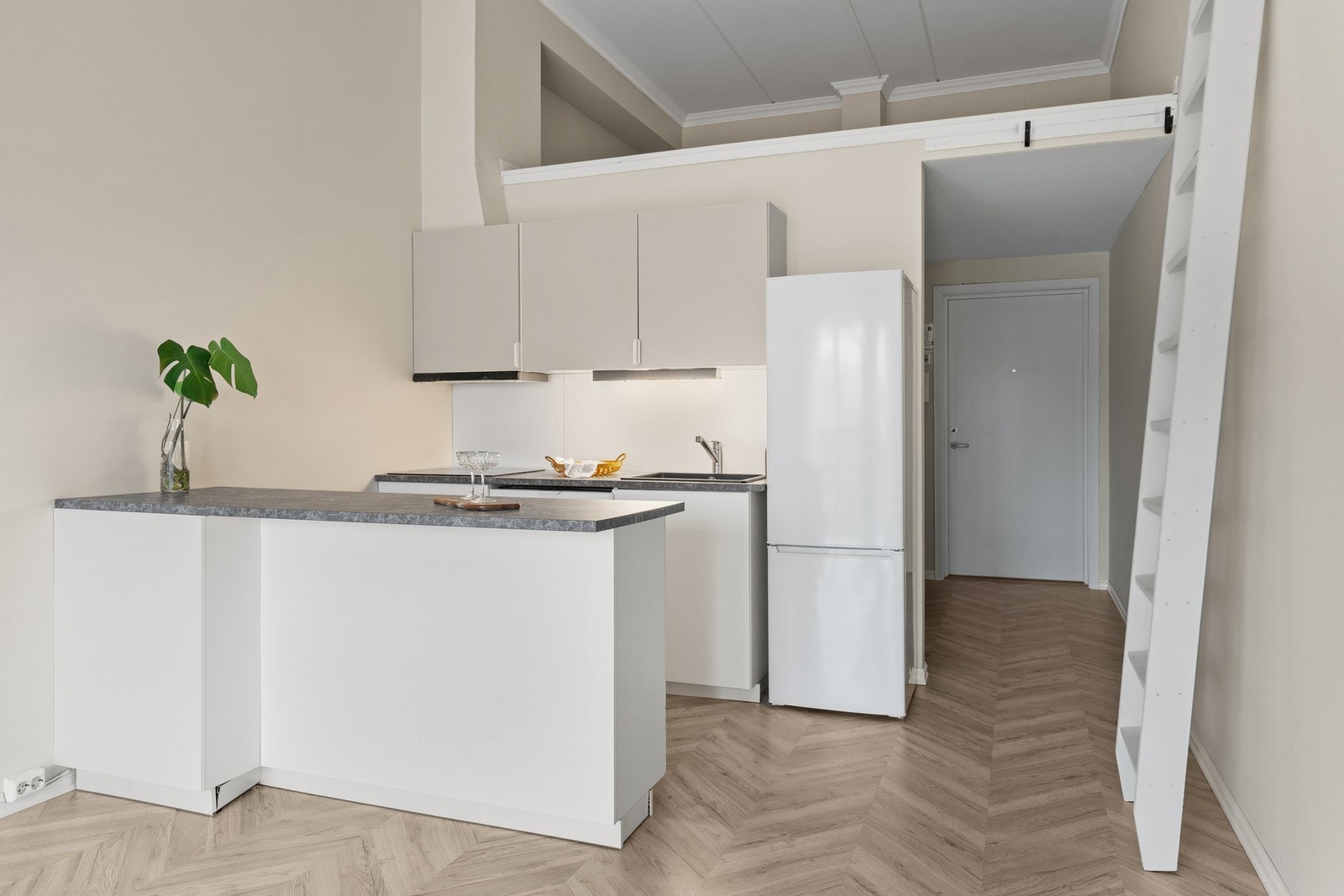 Det er åpen kjøkkenløsning med innredning fra 2022. Galleribilde