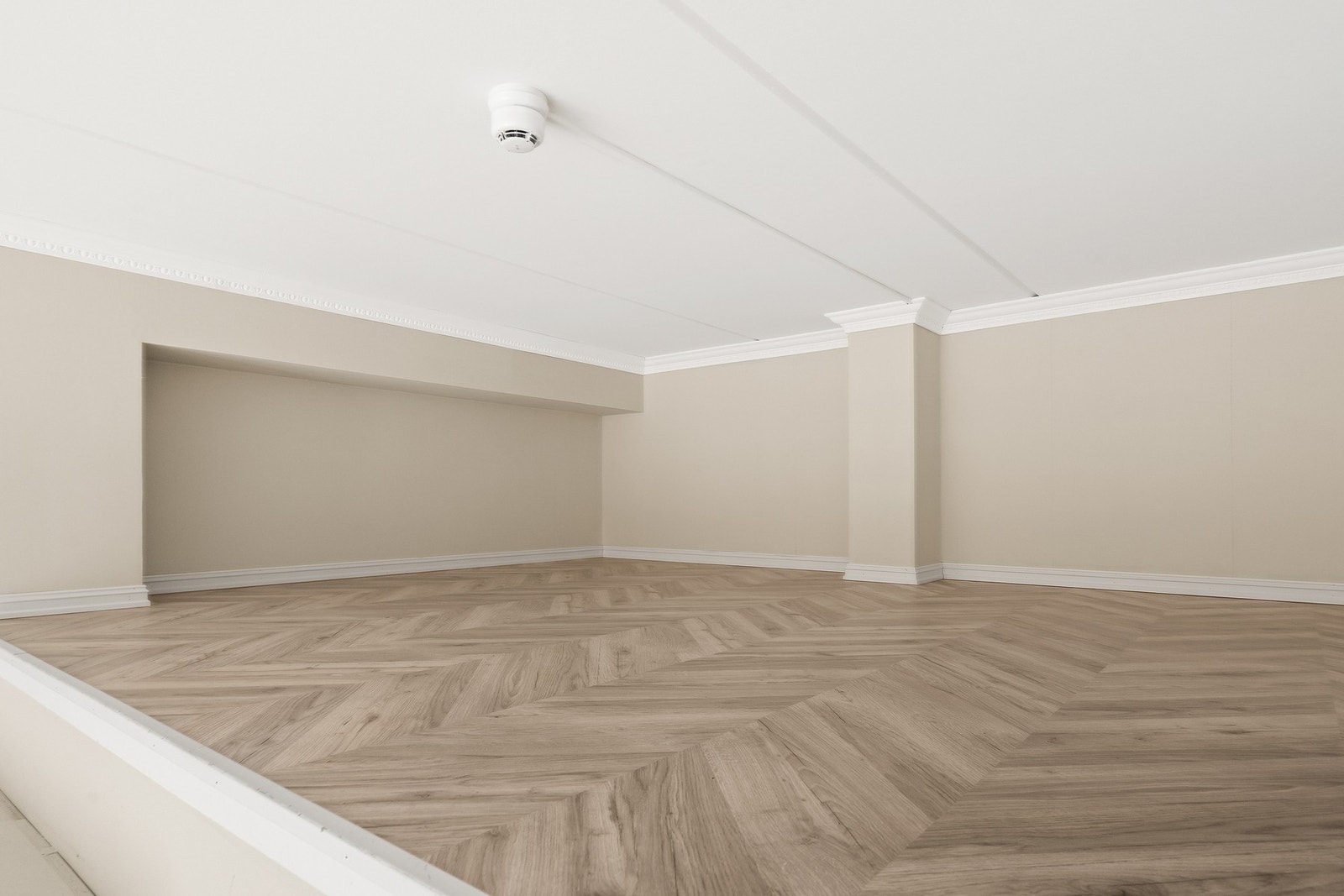 Også på hemsen er det lagt samme pene parkett som i hovedrommet. Galleribilde