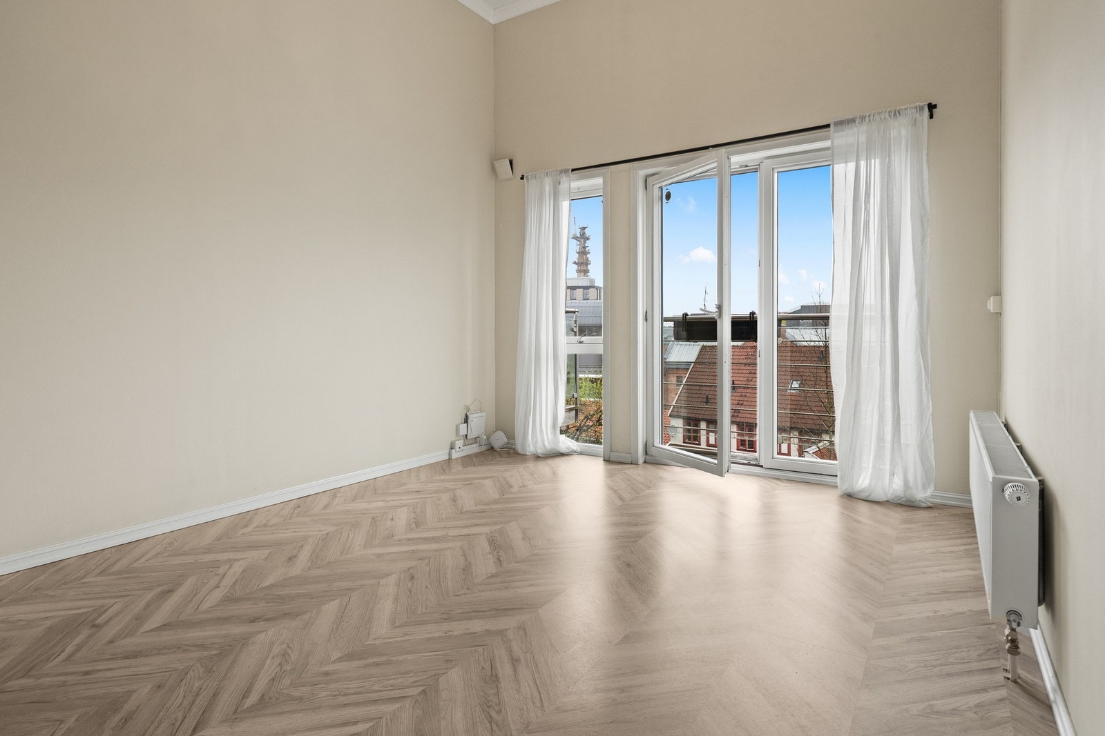 Leiligheten holder meget god standard, med store vindusflater som gir godt med lys og gode utsiktsforhold. Galleribilde