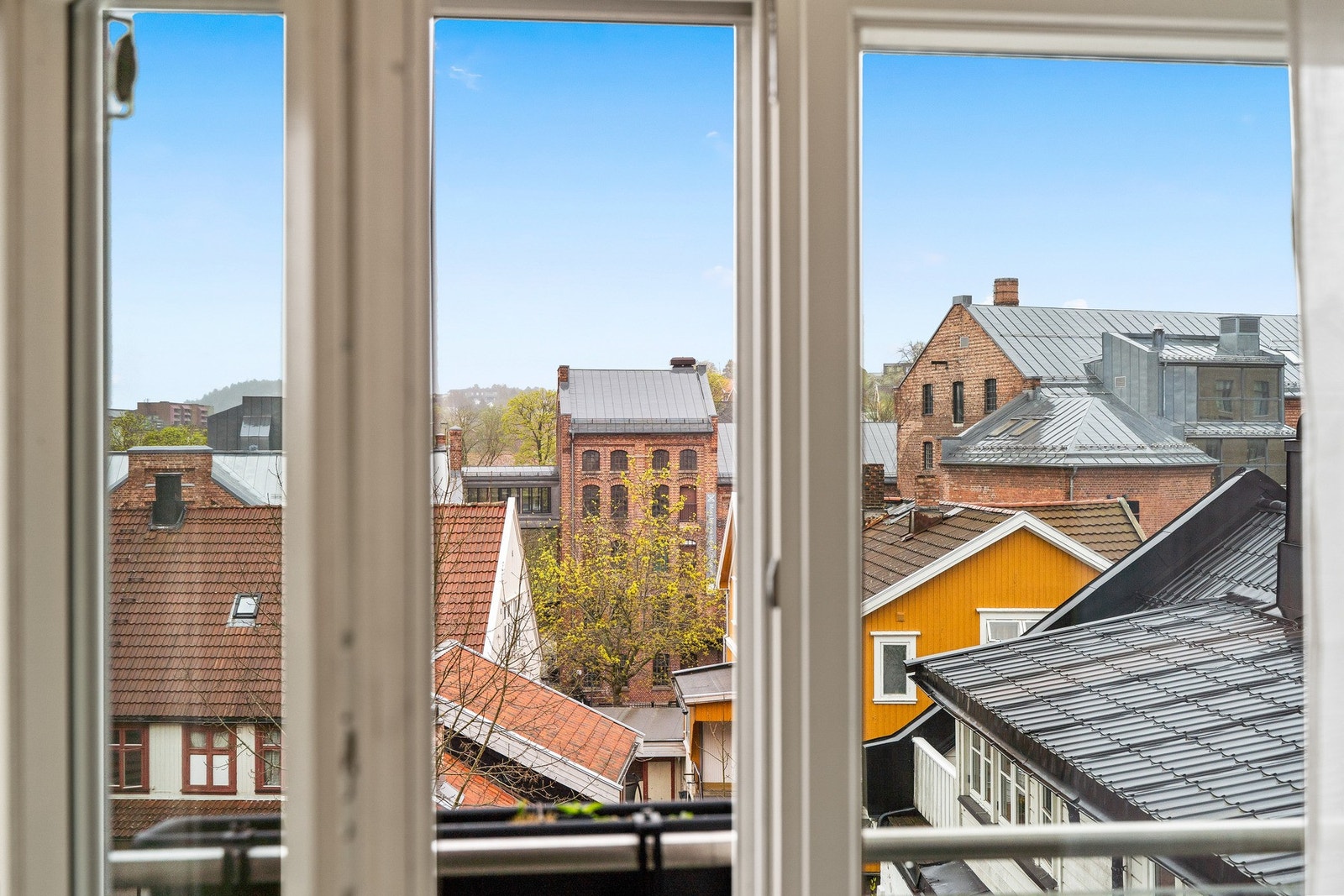 Leiligheten tilbyr en unik blanding av urbane bekvemmeligheter og fin utsikt over byen og omgivelsene rundt. Galleribilde