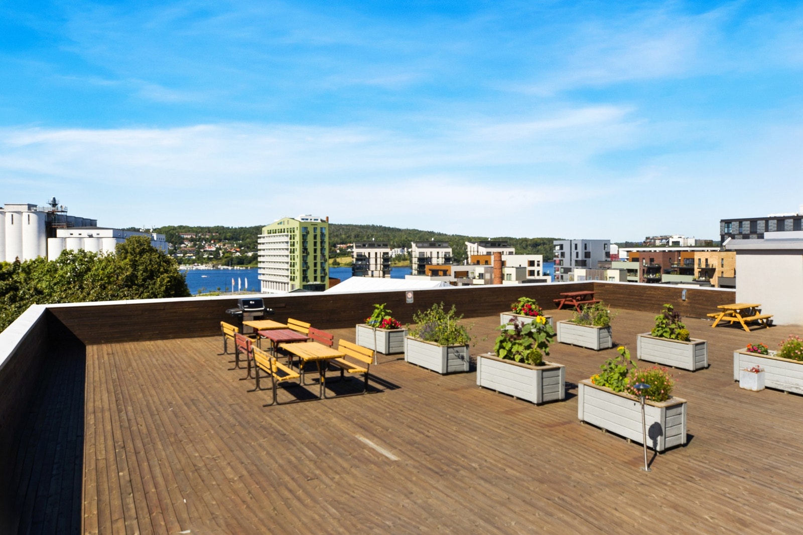 Takterrassen gir beboerne muligheten til å nyte den fine utsikten også utendørs. Galleribilde