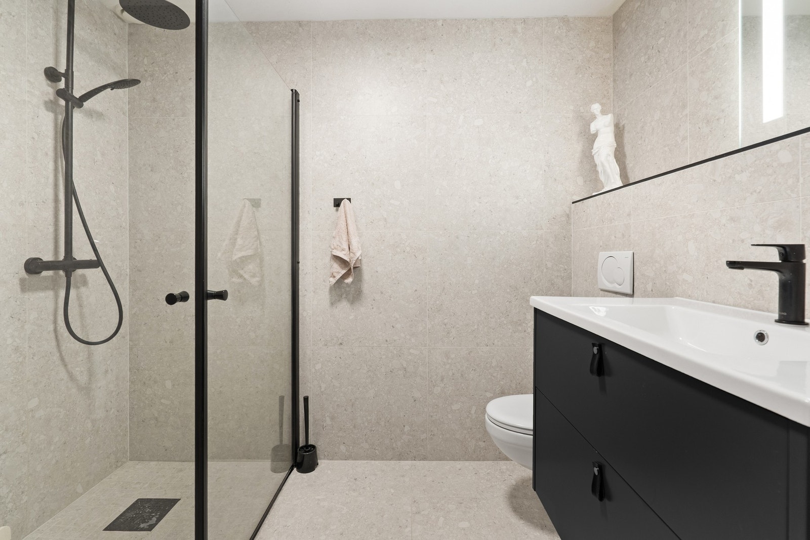 Lekre sorte detaljer på badet. Galleribilde