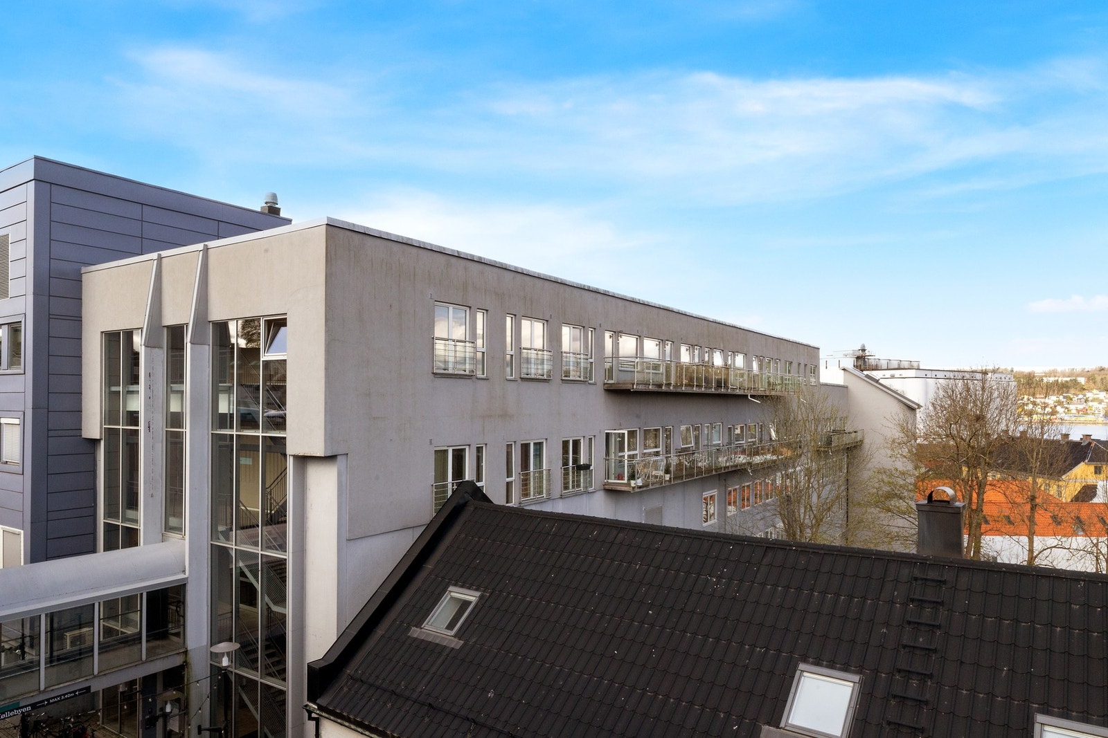 Denne boligen representerer det beste av begge verdener, hvor beboere kan nyte den pulserende energien i bylivet, samtidig som de kan trekke seg tilbake til sitt eget private tilfluktssted med flott utsikt. Galleribilde