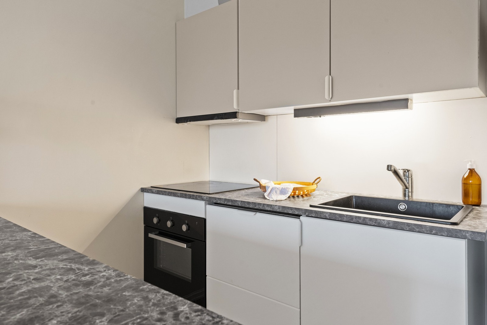 Kjøkkenet har slette fronter og laminat benkeplate. Galleribilde