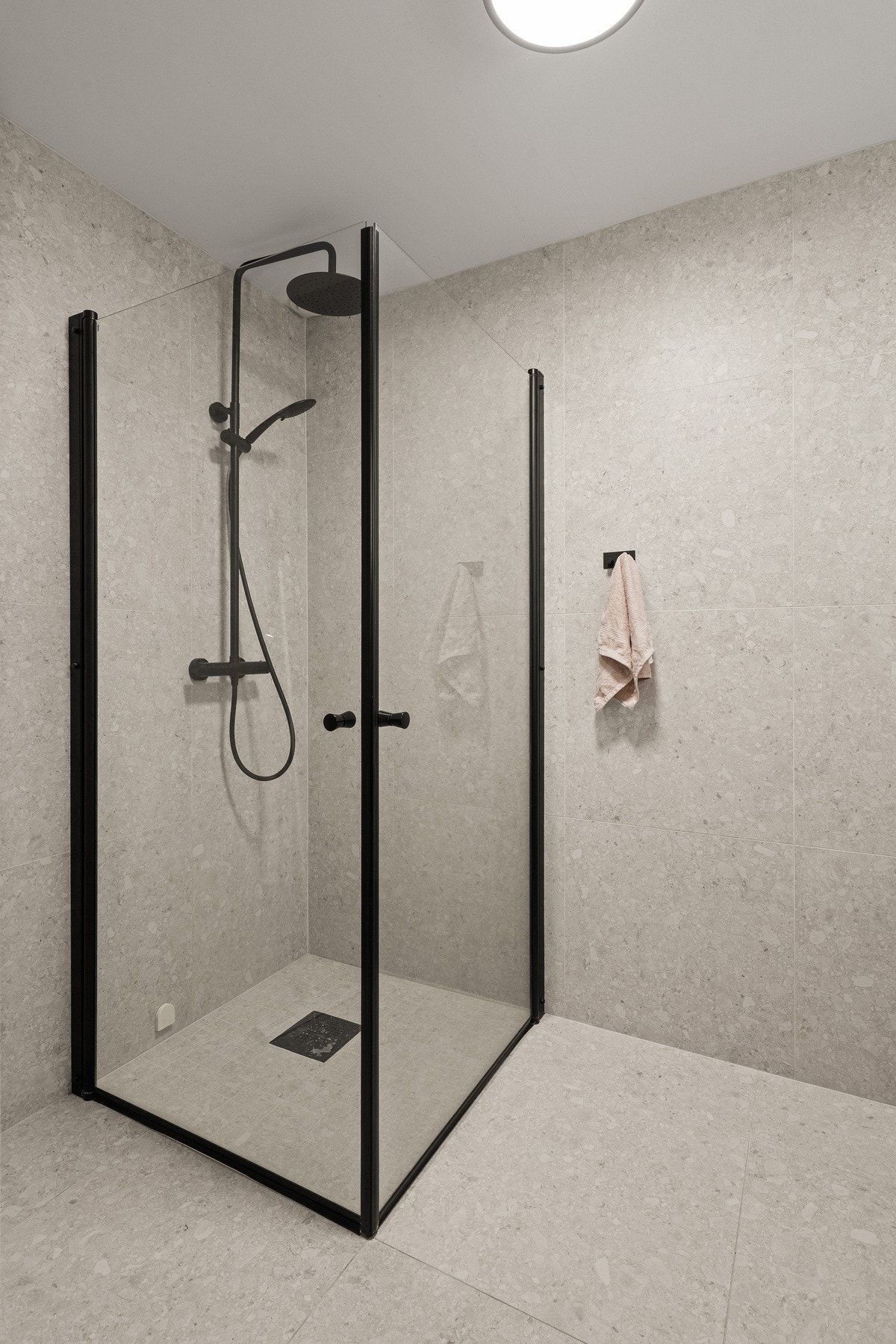 Lekkert flislagt bad/vaskerom fra 2022. Galleribilde