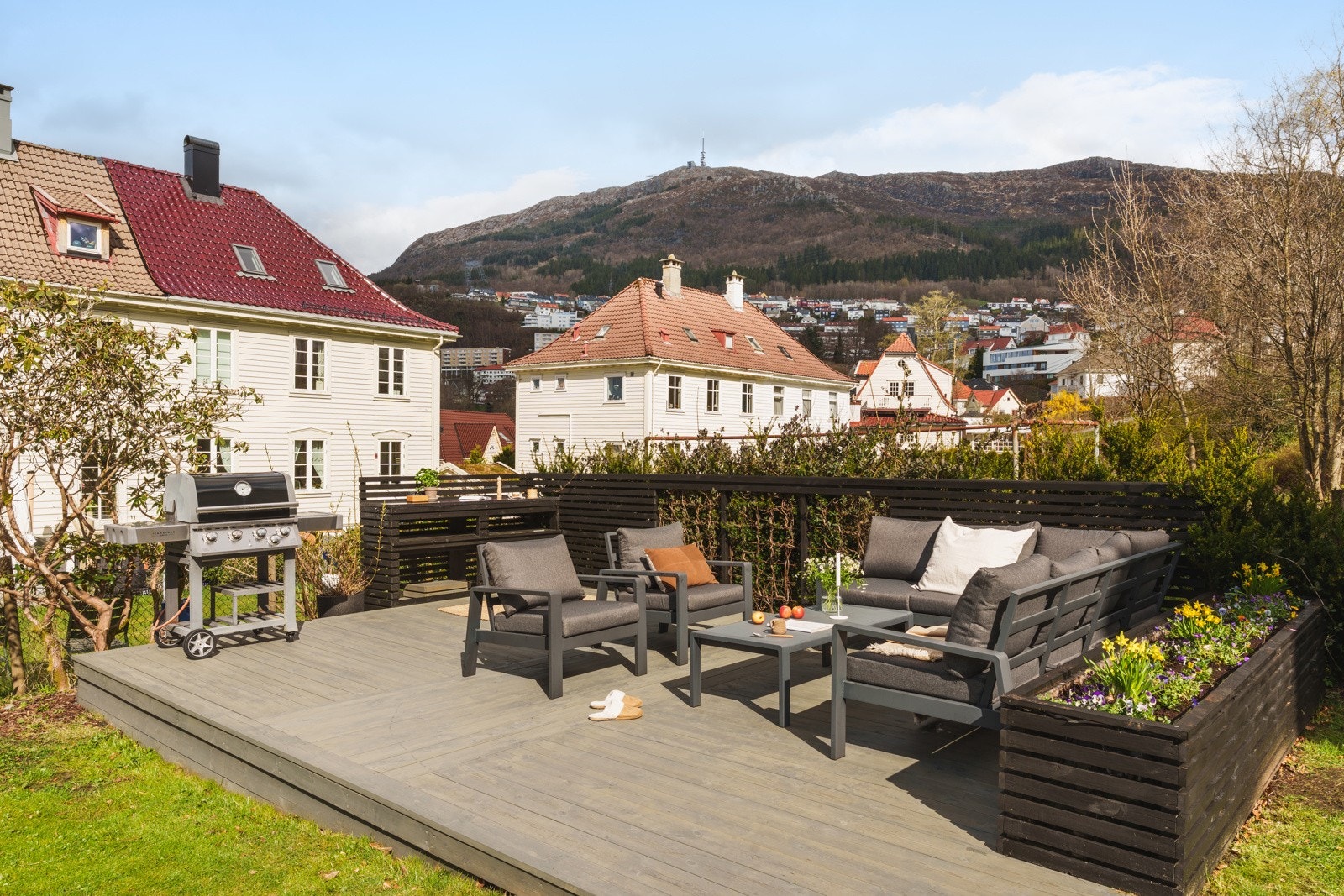 Stor markterrasse med plass for stor sofaseksjon, bord og grill. Galleribilde