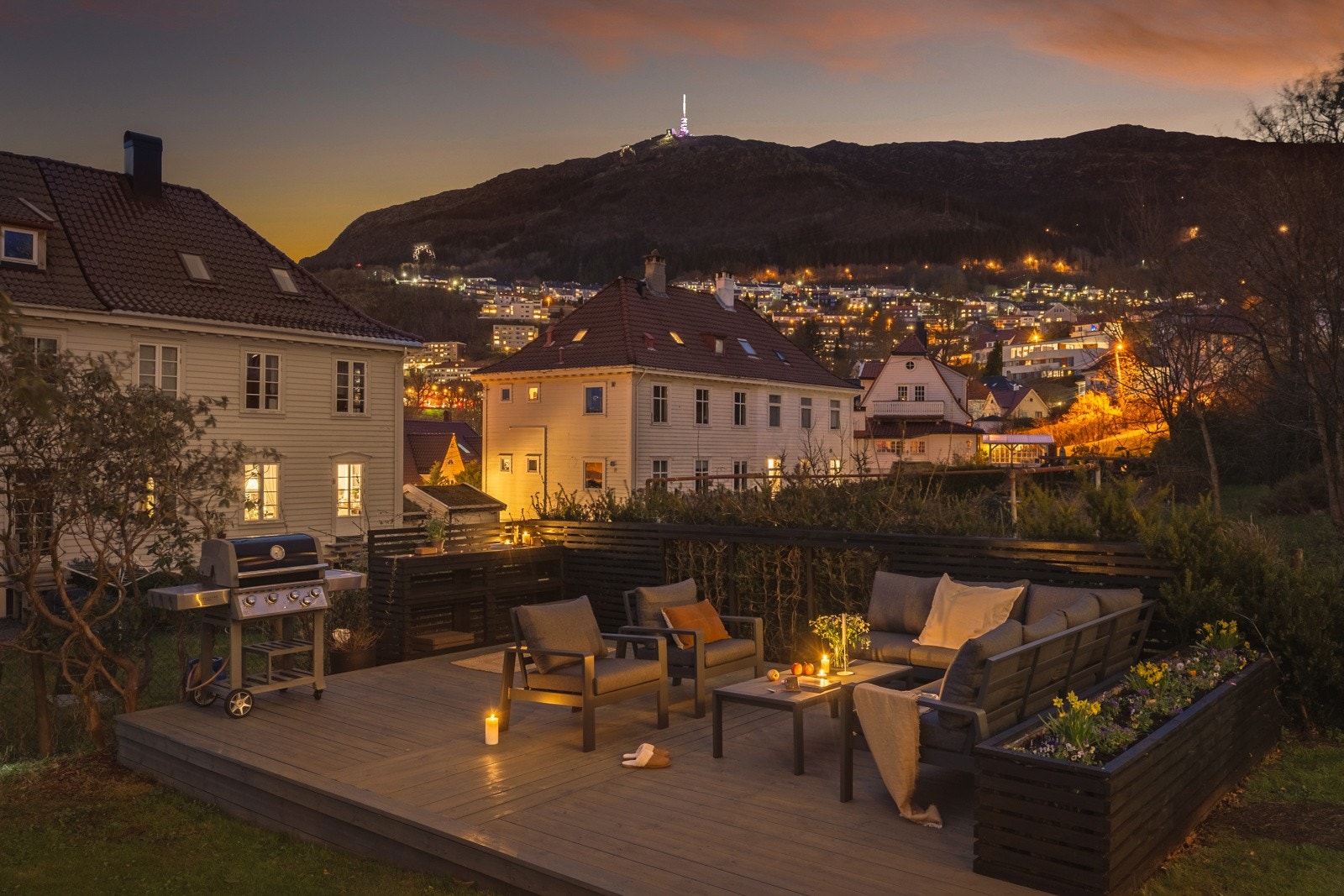 Boligen ligger i en av de siste "hagebyene" i Bergen, i et rolig og tilbaketrukket område. Galleribilde