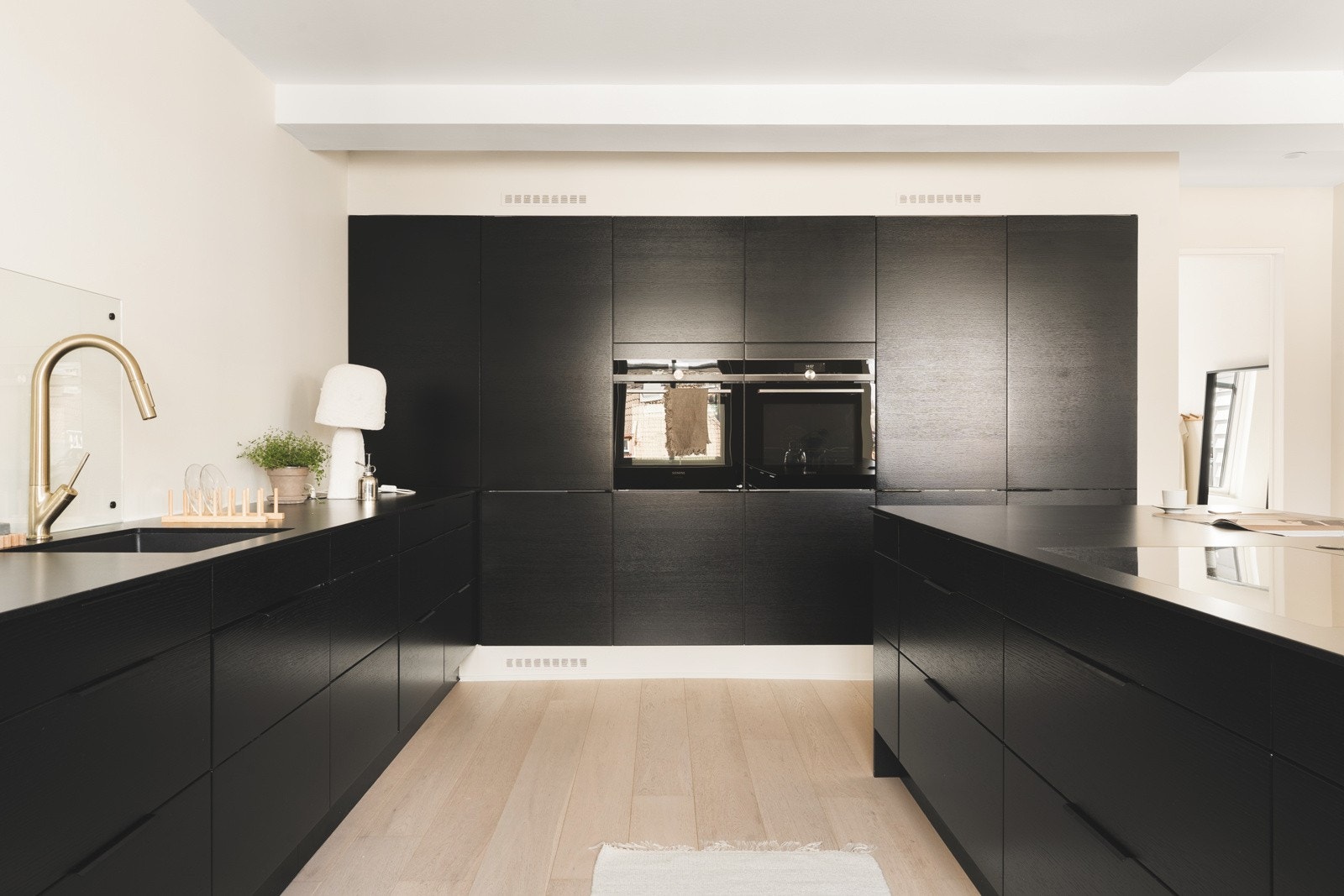 Kvalitetshvitevarer fra Siemens er integrert i innredningen og gir kjøkkenet et godt helhetsuttrykk. Galleribilde