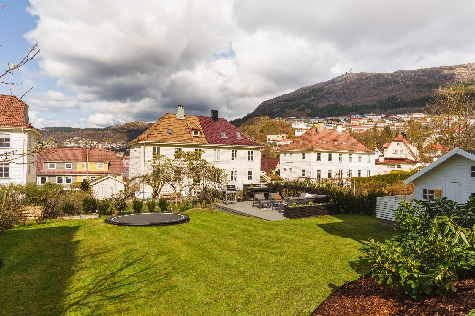 Tomten er usjenert og har gode solforhold. Galleribilde