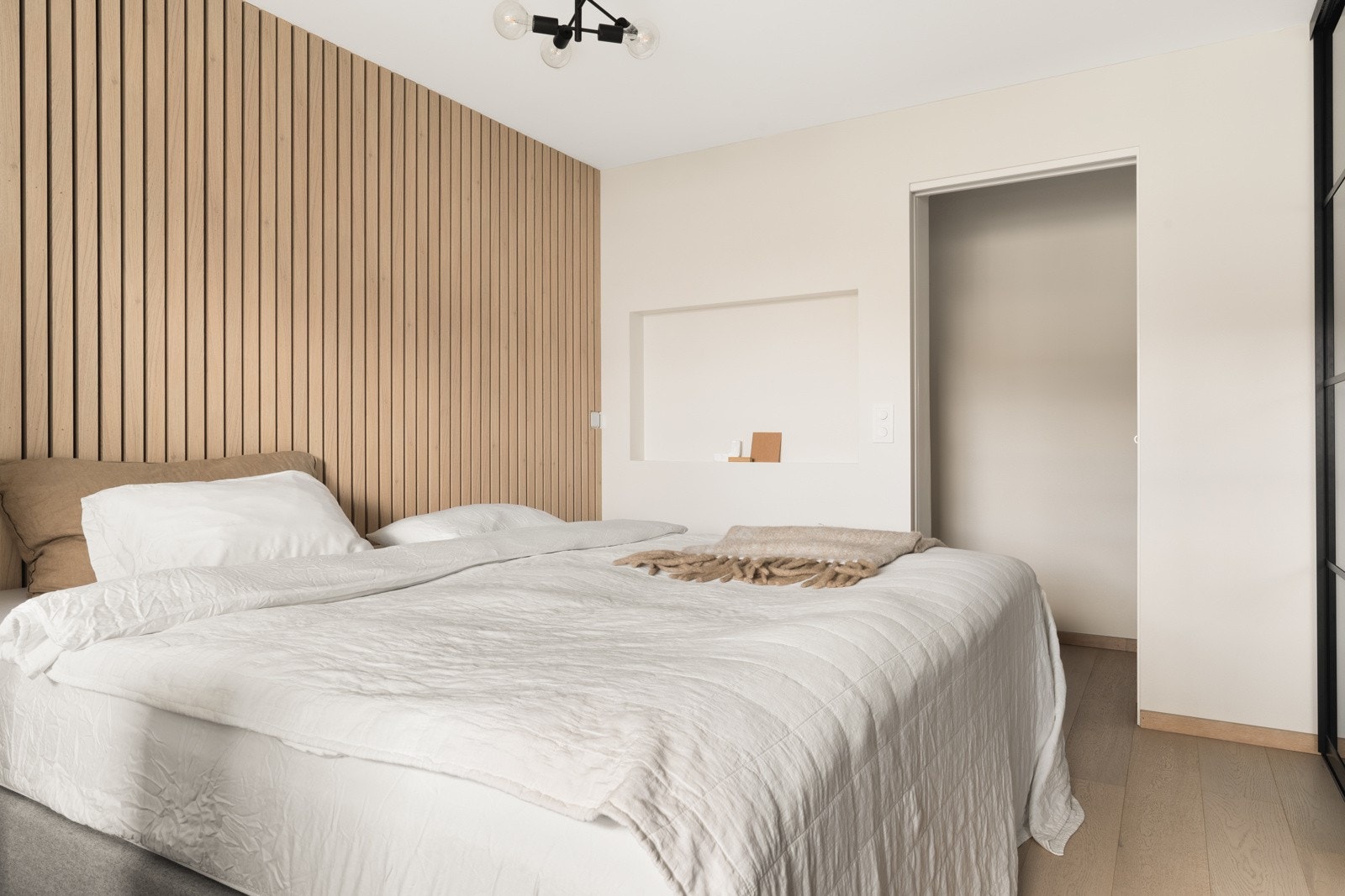 Spileveggen gir rommet en kul og moderne kontrast. Galleribilde