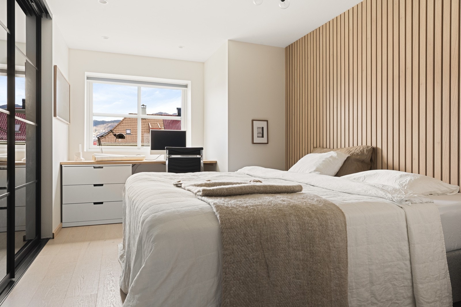 Boligen har tre soverom i underetasjen. Hovedsoverommet er romslig med god plass for dobbeltseng og tilhørende nattbord. Galleribilde