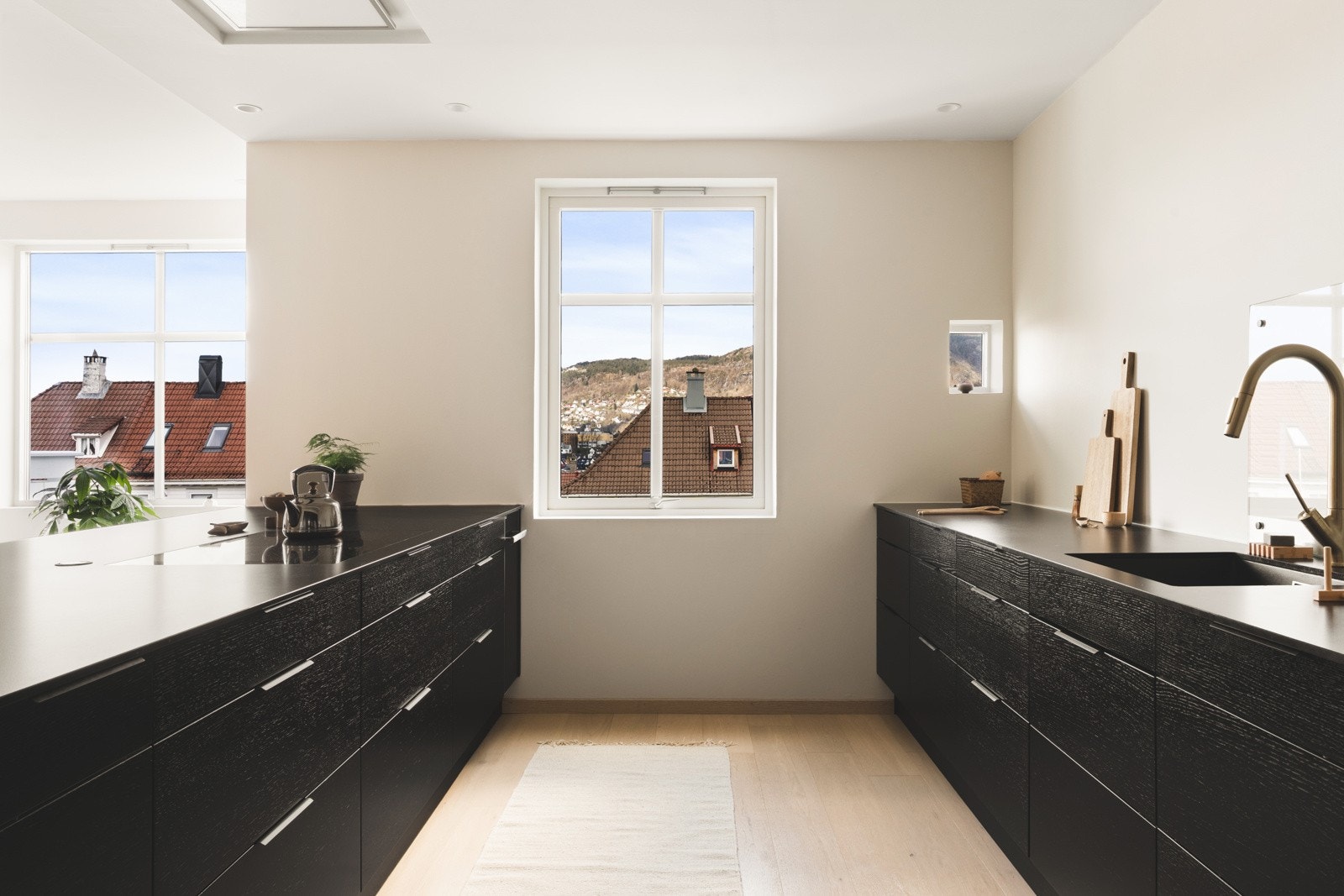 Kjøkkenet har en fin kombinasjon av skap- og benkeplass både for oppbevaring og matlaging. Galleribilde