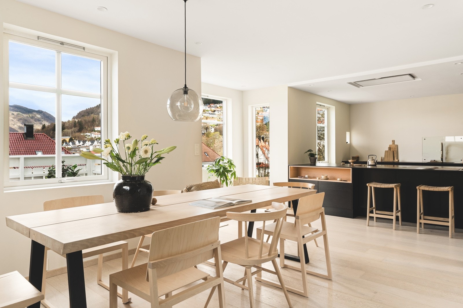 Stuen og kjøkkenet ligger i en sosial åpen løsning, som gjør at man får et stort allrom med plass for både familie og venner. Galleribilde