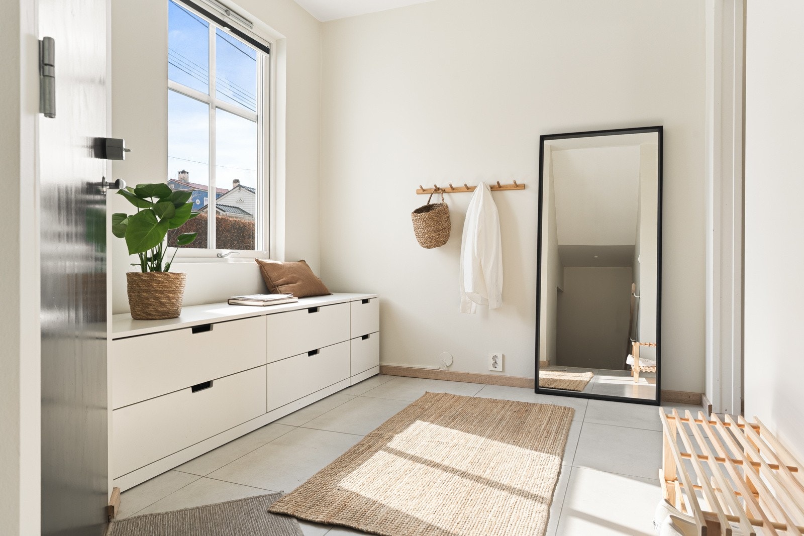 Entréen er flislagt og har varmekabler i gulvet. Galleribilde