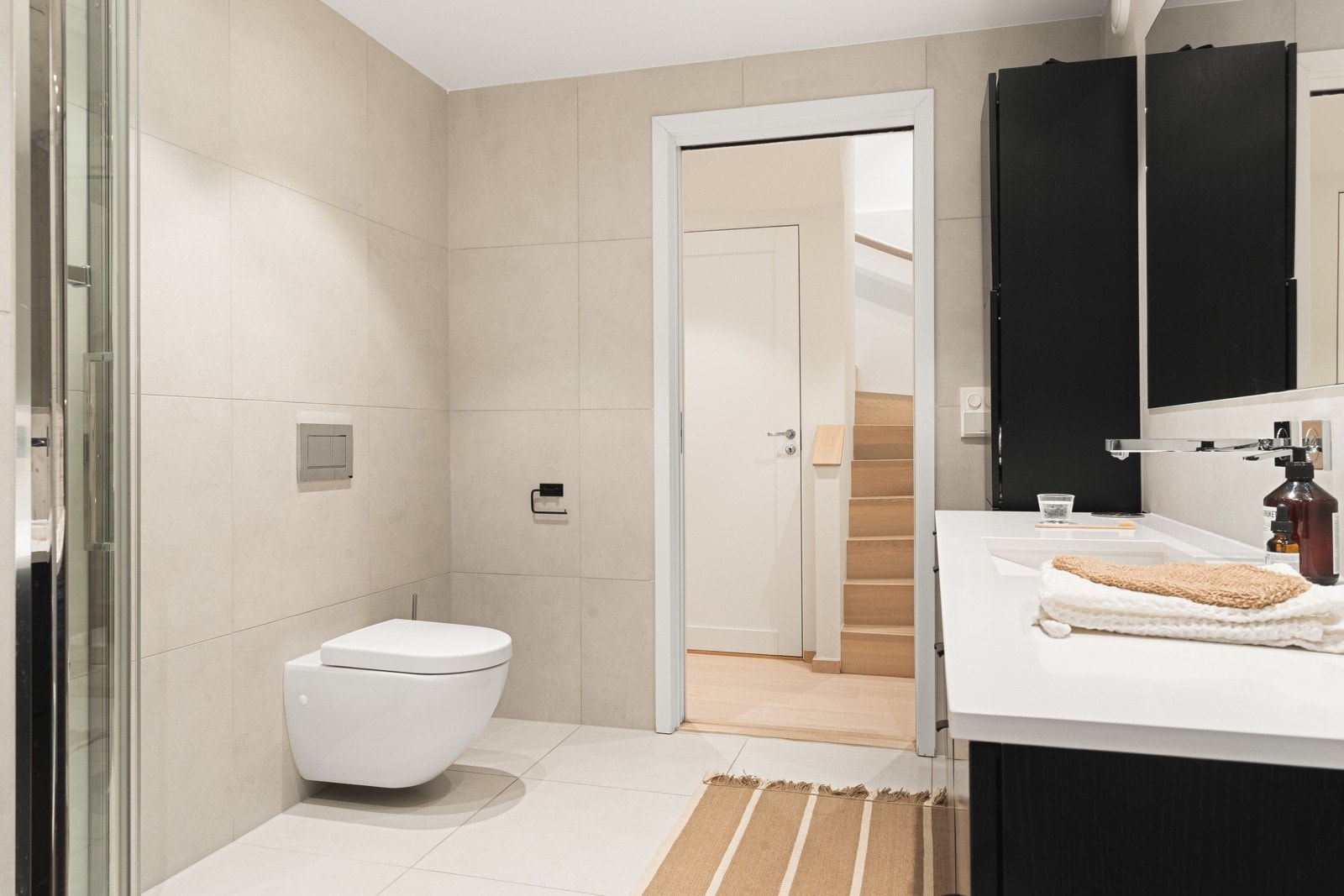 Varmekabler i gulv og innfelte downlights i himling. Galleribilde