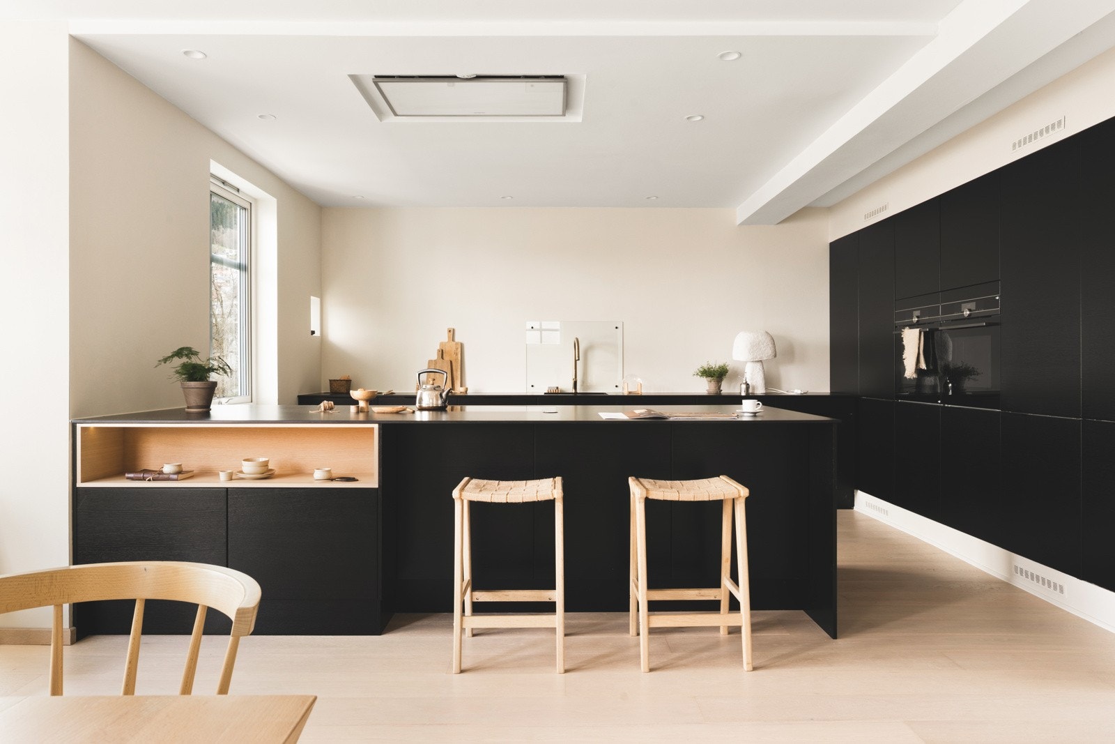 Lekkert kjøkken med halvøy og sitteplasser. Galleribilde