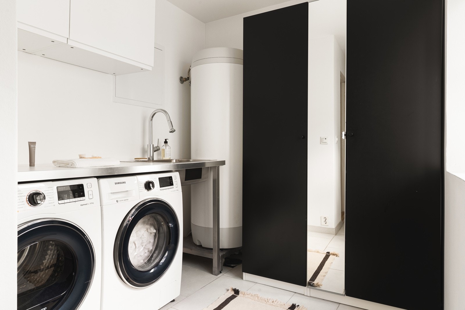 Praktisk vaskerom med opplegg og plass for vaskemaskin og tørketrommel. Galleribilde