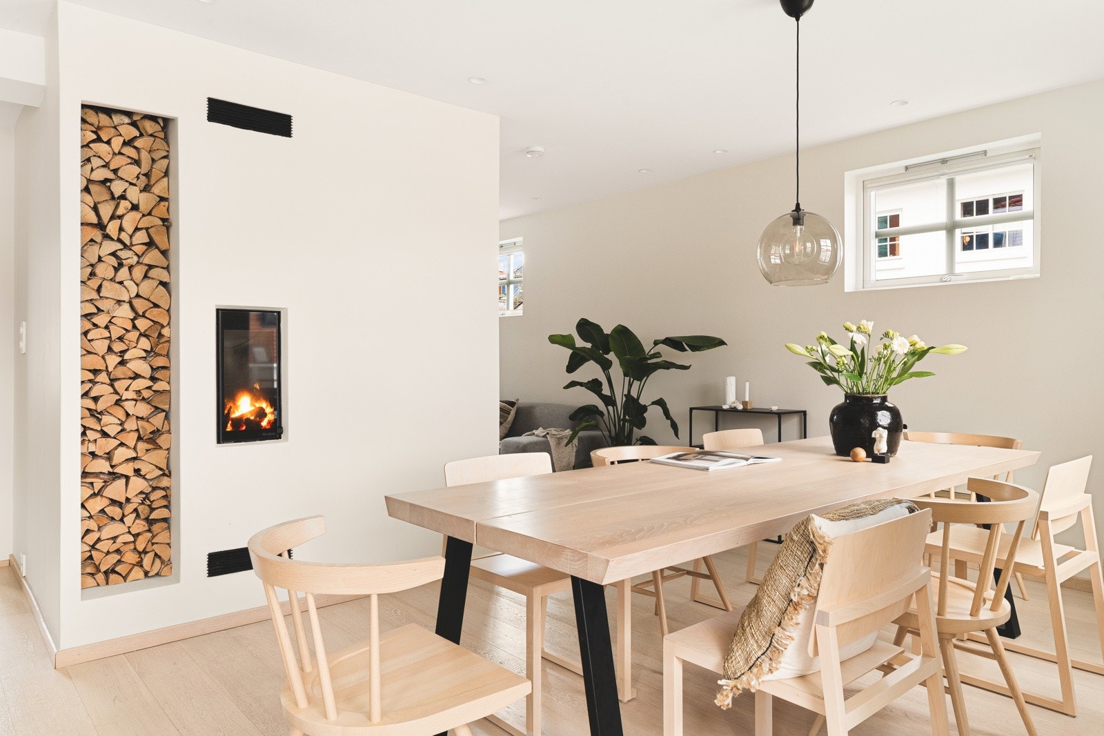 Boligen har både peis, samt varmepumpe i hver etasje. Galleribilde