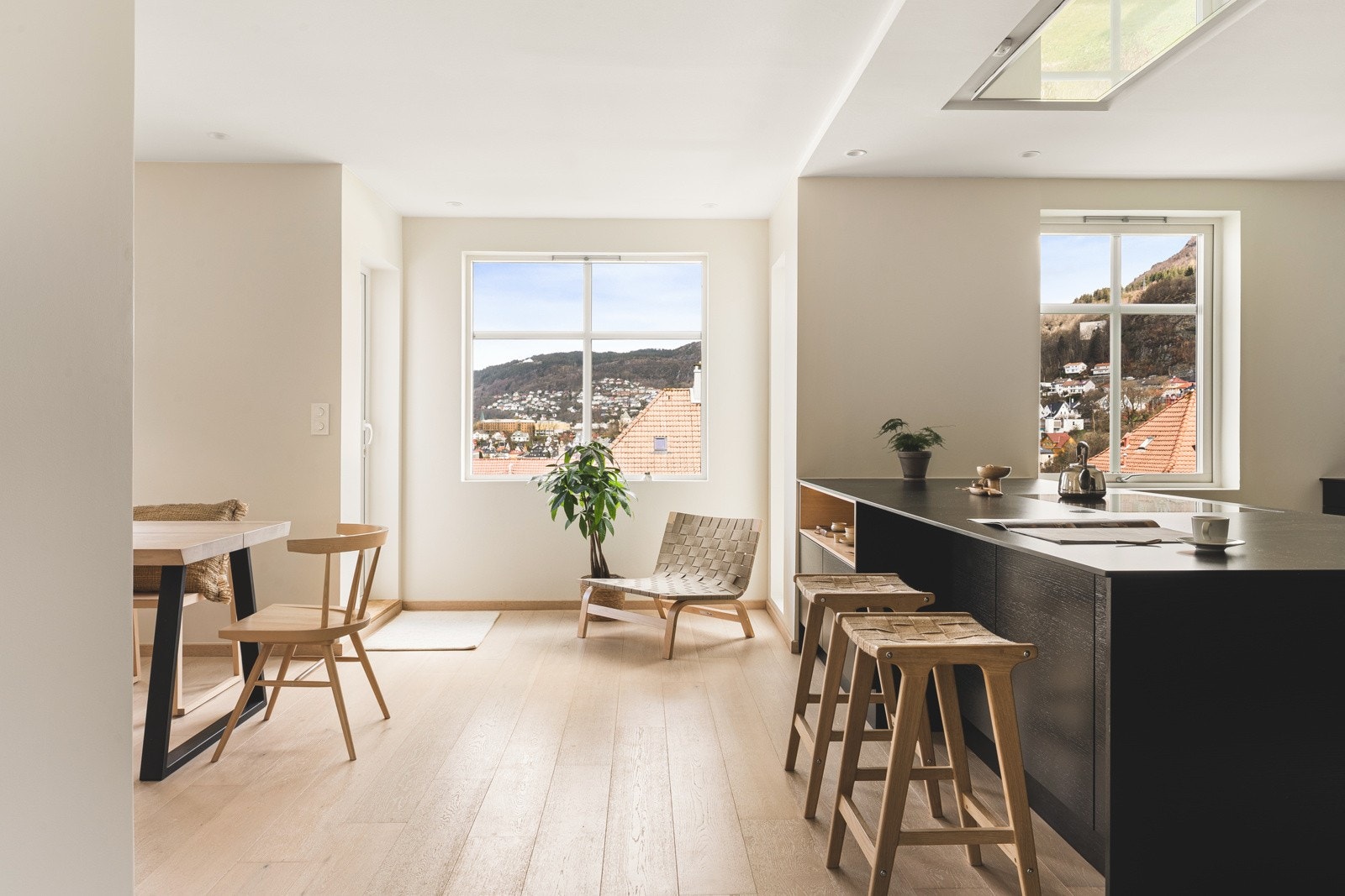 På gulvet er det lagt 1-stavs parkett. Galleribilde