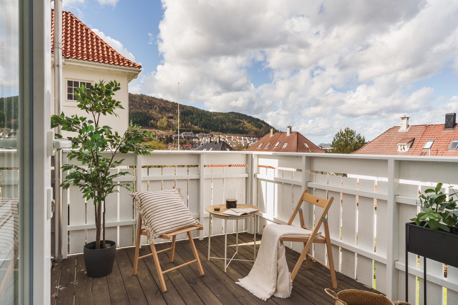 Fra spisestuen er det utgang til balkong. Balkongen er pt. ikke lovlig, ref. uenighet med kommunen. Les mer i salgsoppgaven eller konferer med megler ved spørsmål. Galleribilde