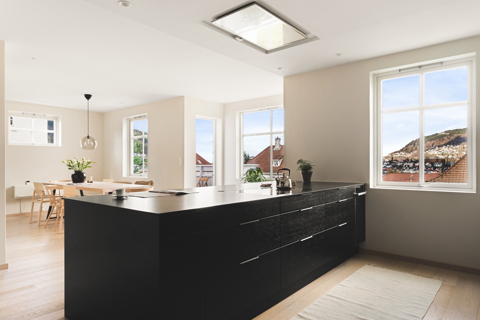 Store vindusflater slipper inn rikelig med naturlig lys, som i kombinasjon med de lyse overflatene skaper et luftig uttrykk. Galleribilde