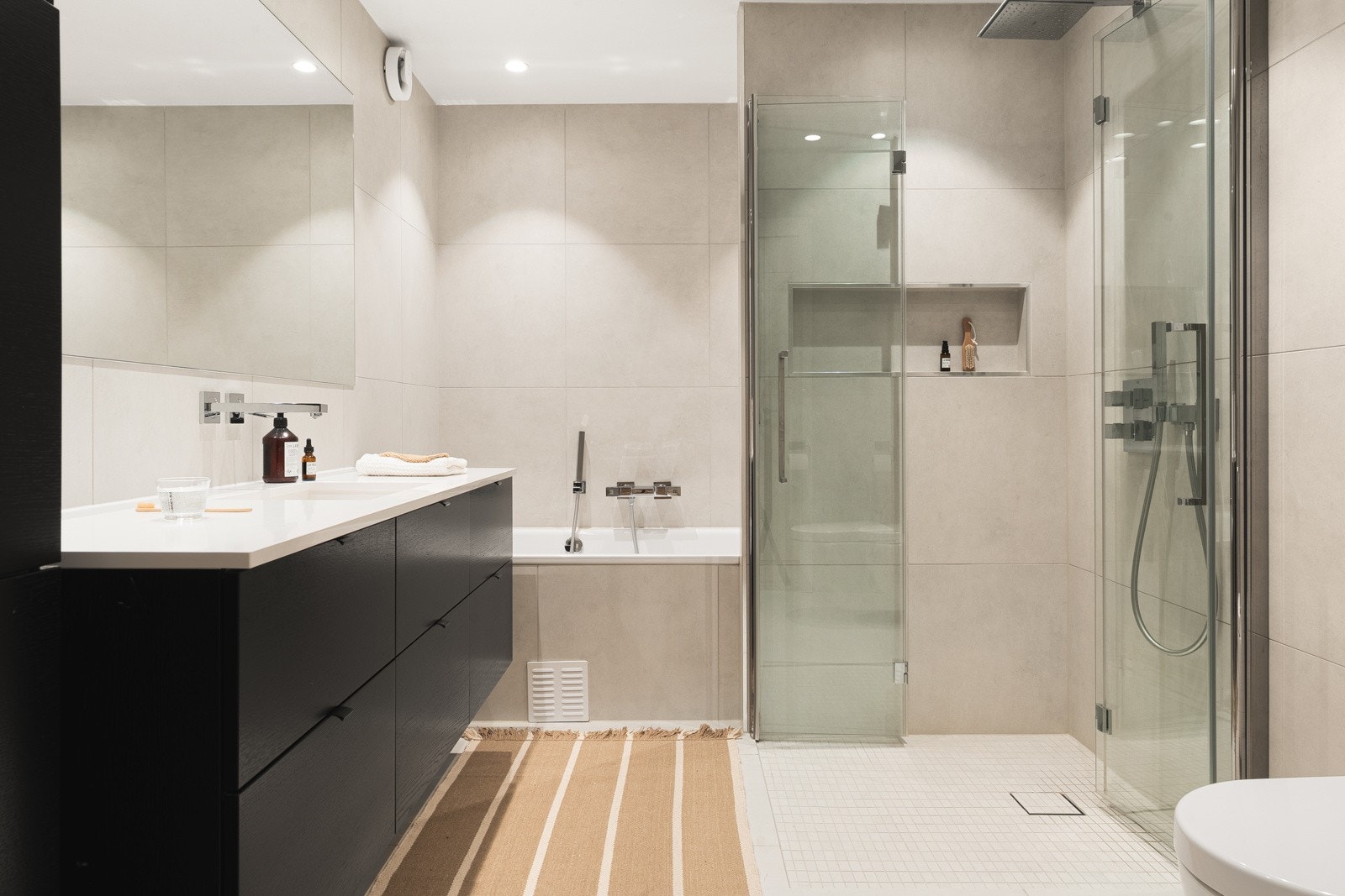 Lekkert flislagt bad med 60x60 fliser på gulv og vegger. Galleribilde