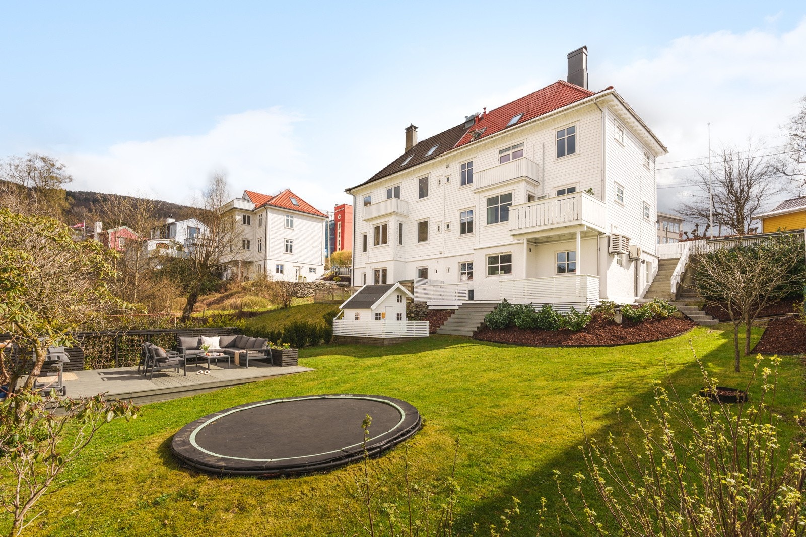 Hele huset ble totalrenovert i 2017 og holder gjennomgående høy standard. Galleribilde