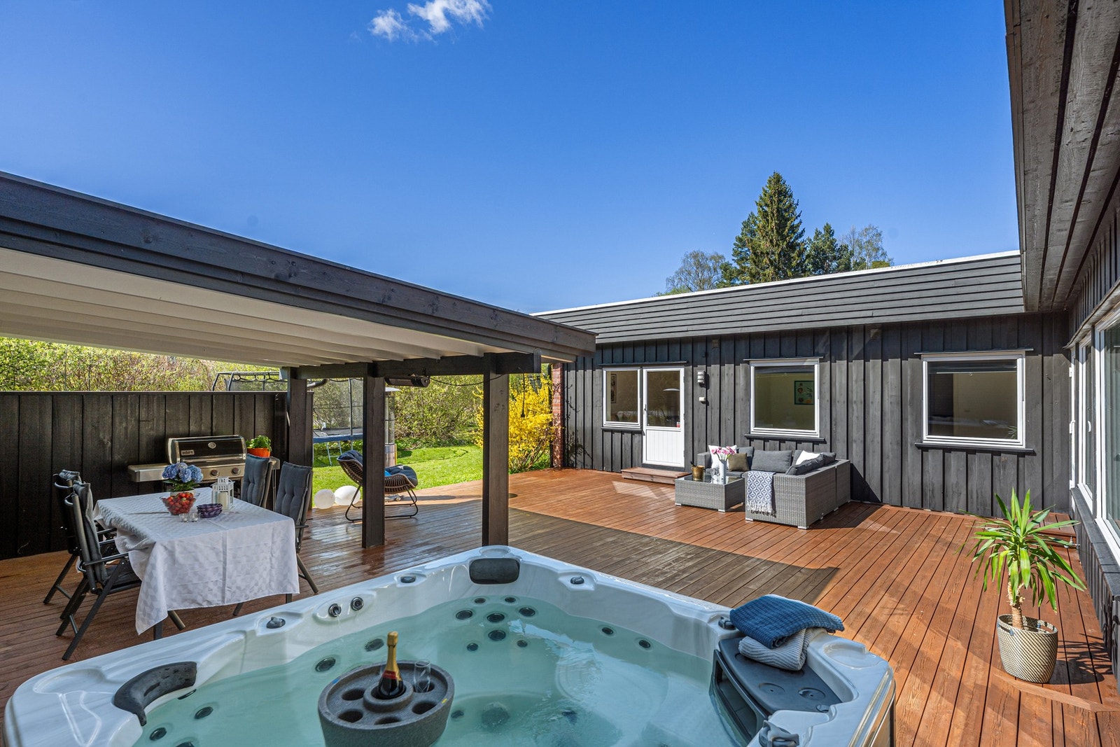 Stor, herlig terrasse (83 m²) -Jacuzzi (defekt) Galleribilde