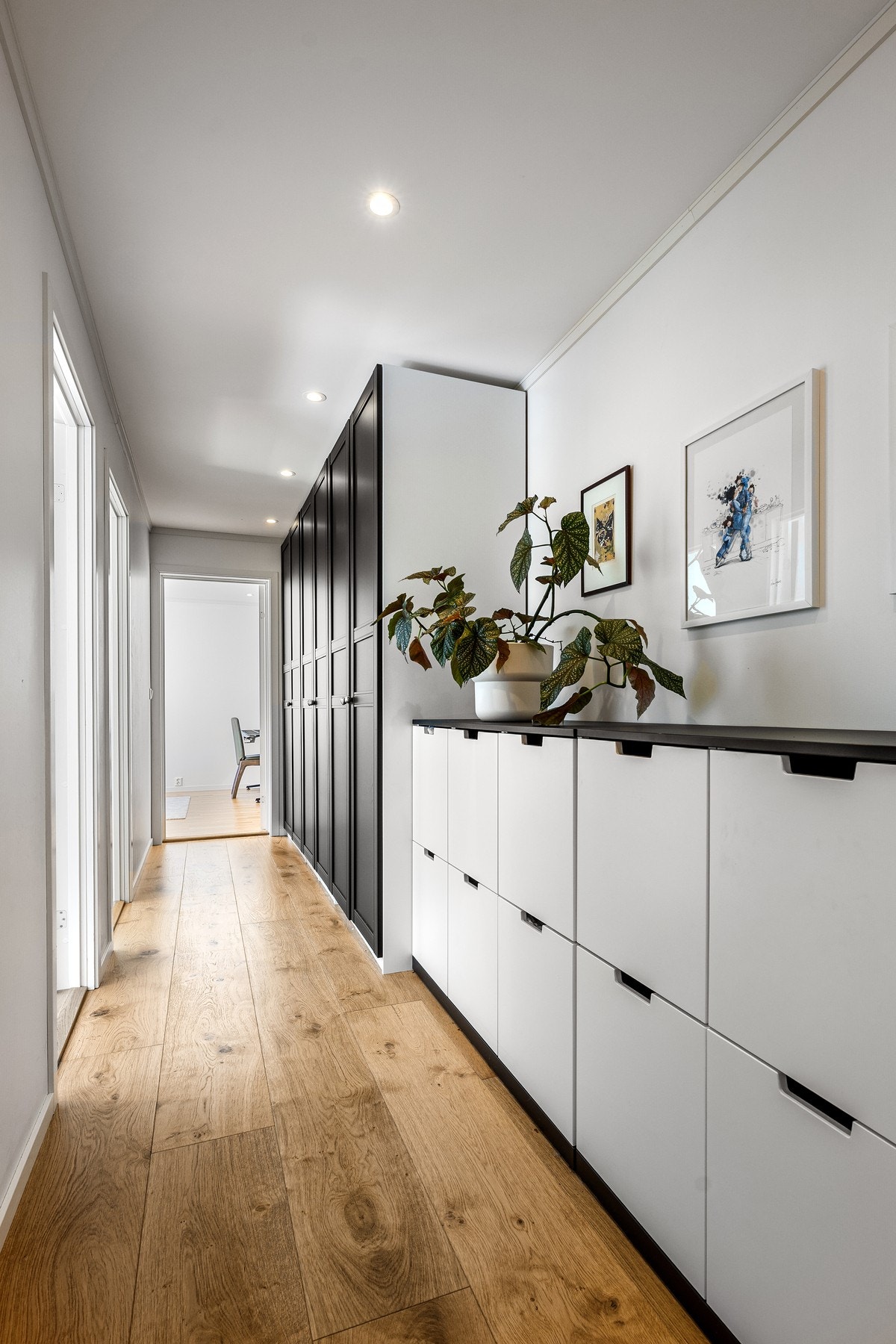 Soveromsgang med god oppbevaringsplass Galleribilde