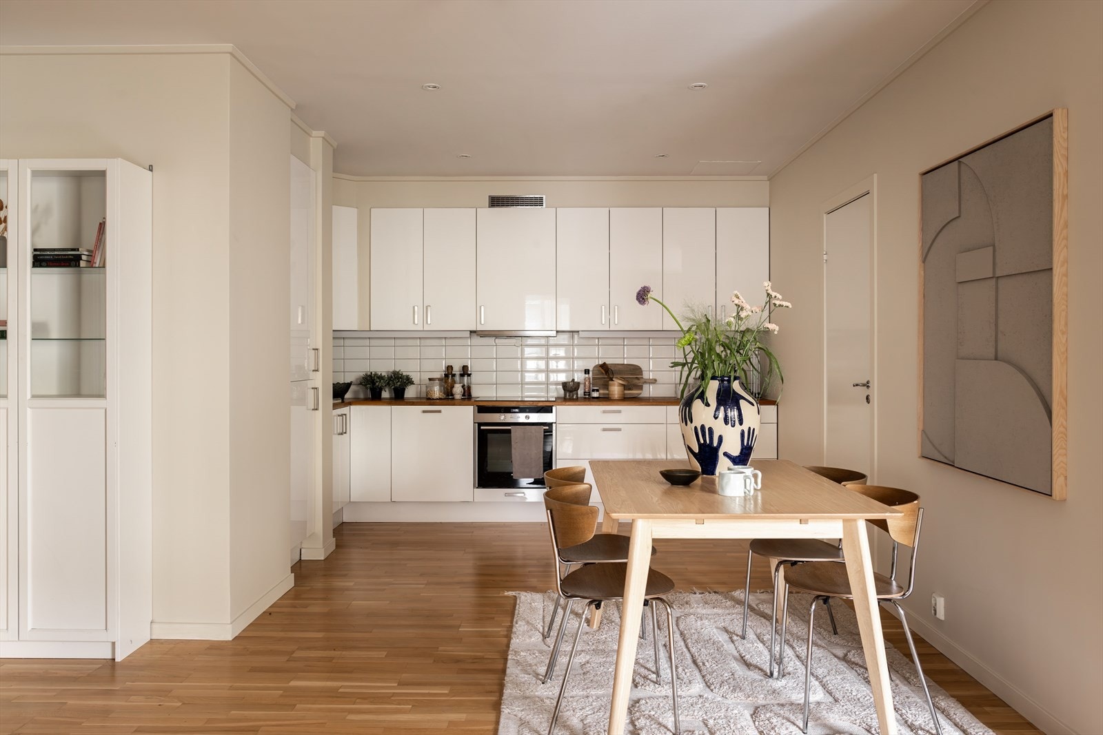 Kjøkken, spisestuen og stuen ligger en delvis åpen og sosial løsning, noe som skaper et flott oppholdsrom. Galleribilde