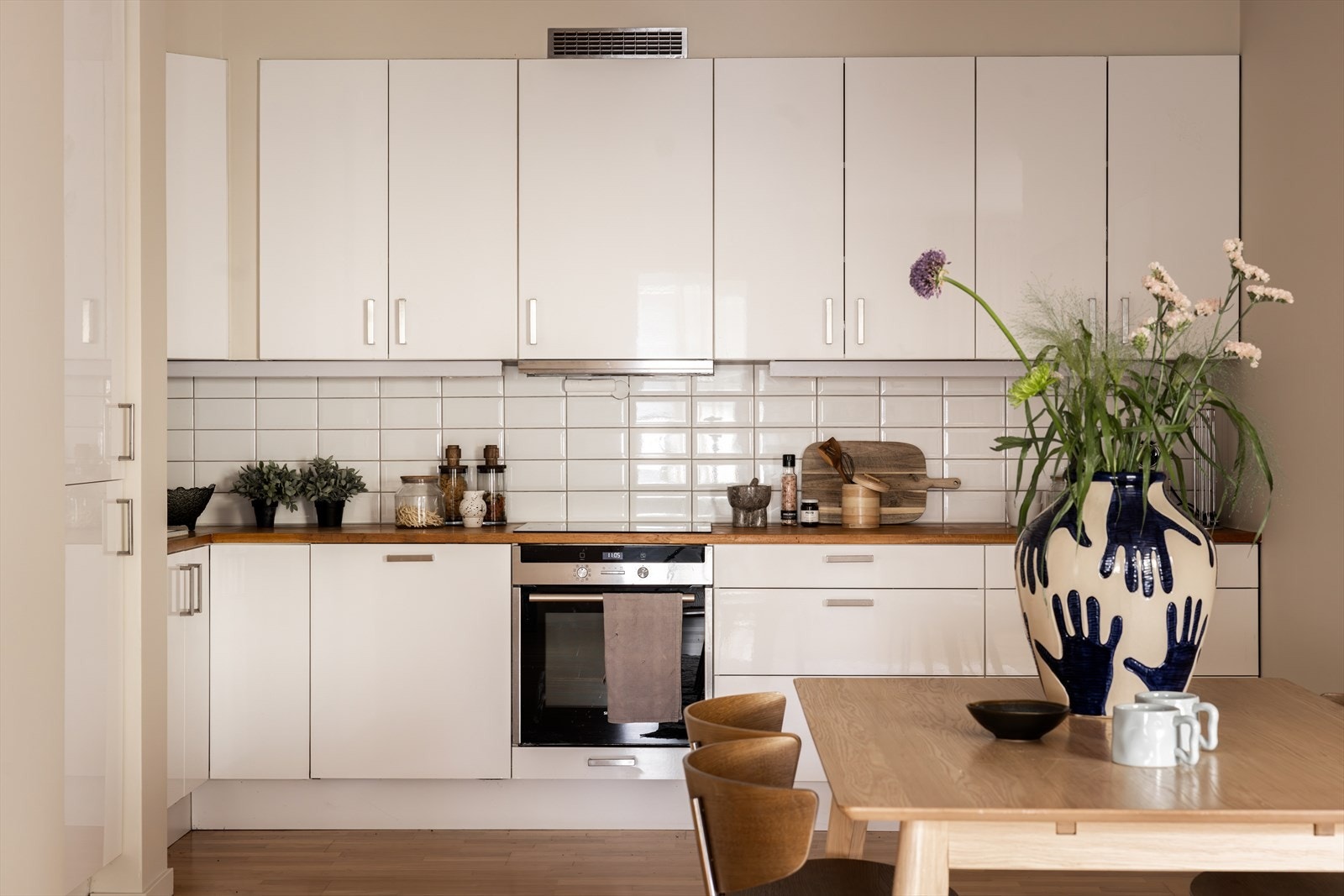 Flott kjøkken med en praktisk utforming og rikelig med oppbevaringsplass. Galleribilde