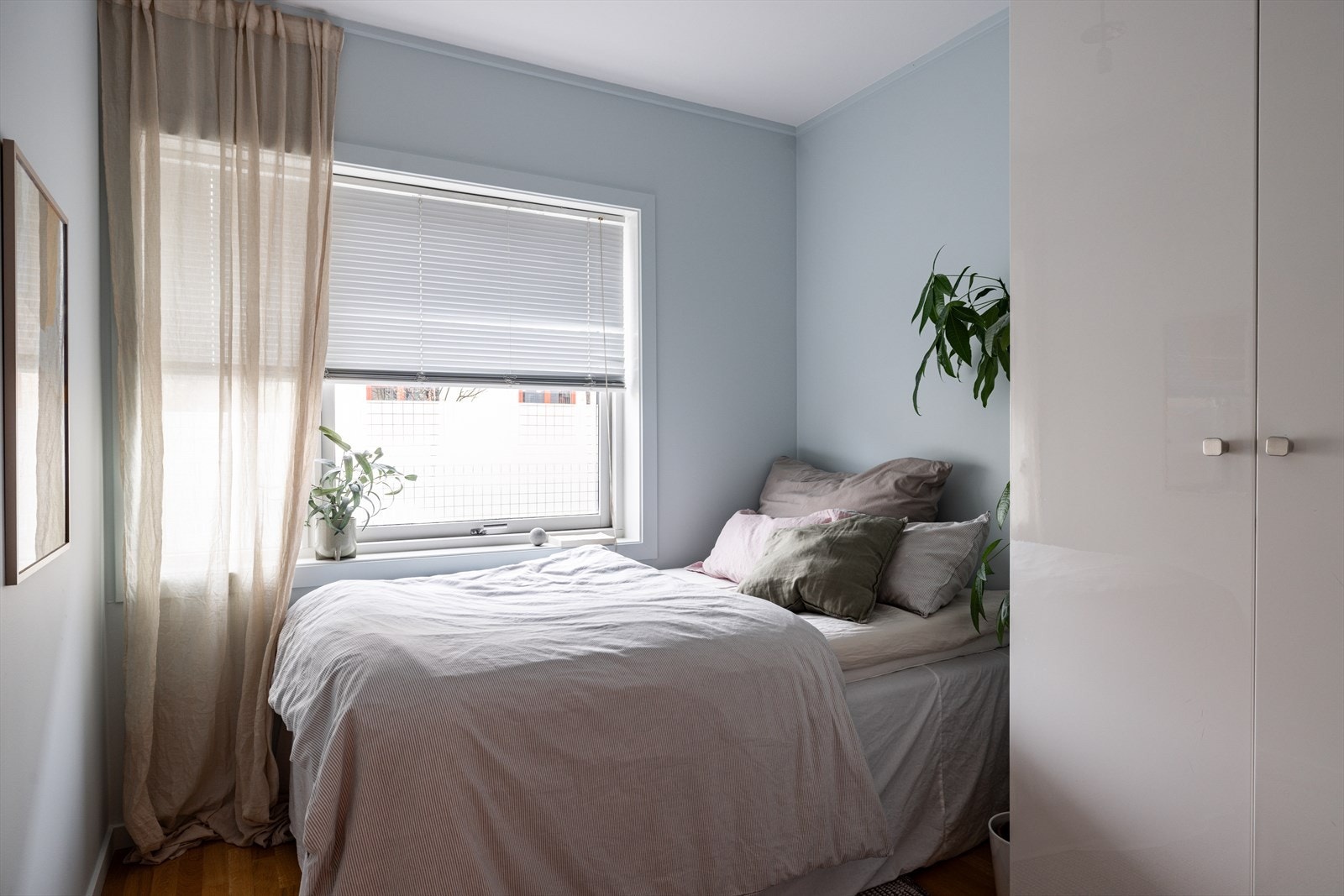 Rommene er lyse og lettmøblerte, og gir deg muligheten til å sette ditt eget preg. Galleribilde