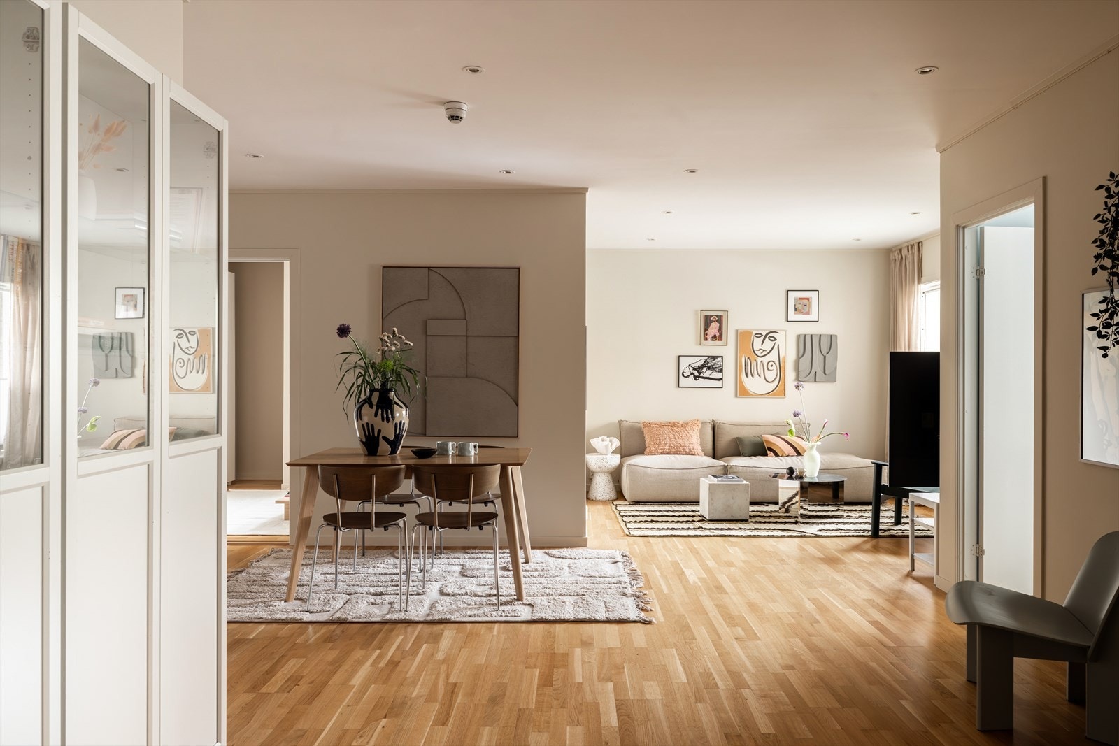 Rommet er malt i en lun og behagelig farge, downlights i taket og parkett på gulvet. Galleribilde