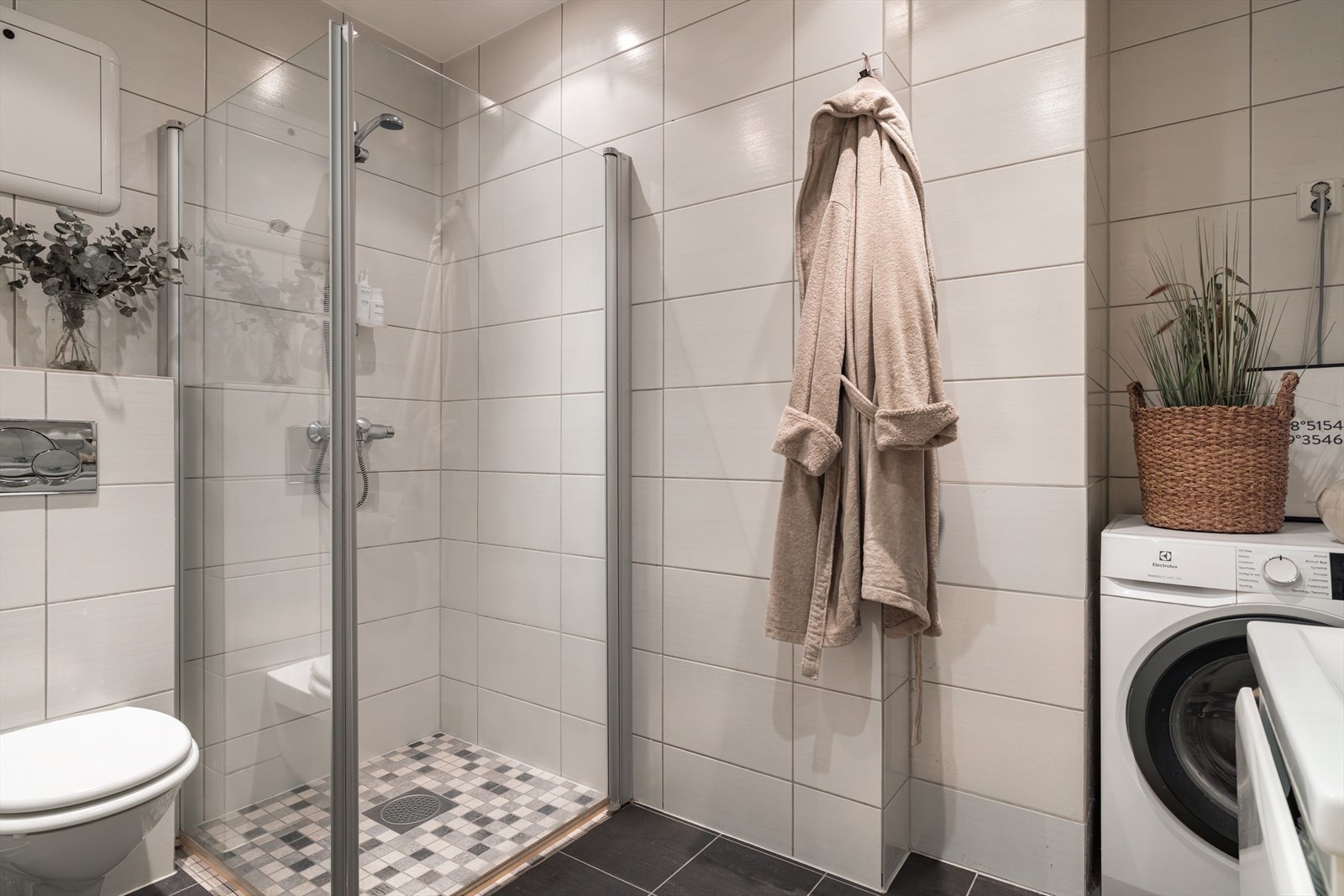 Badet er romslig og moderne, flislagt og utstyrt med gulvvarme. Galleribilde