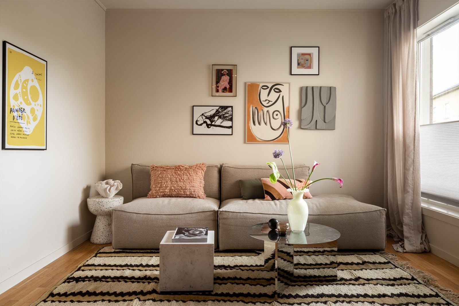 Den hyggelige stuen har en fin og lys planløsning. Galleribilde