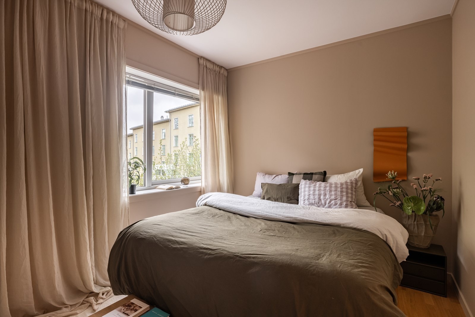 Hovedsoverommet er lunt og innbydende - et perfekt sted å trekke seg tilbake etter en lang dag. Galleribilde